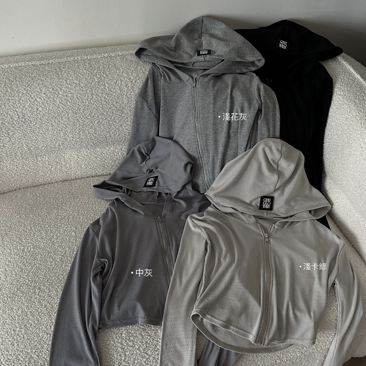 【 𝐂𝐇𝐔-𝐌𝐀𝐃𝐄 】登機✈️必帶的遮陽小外套（自帶曲線感）