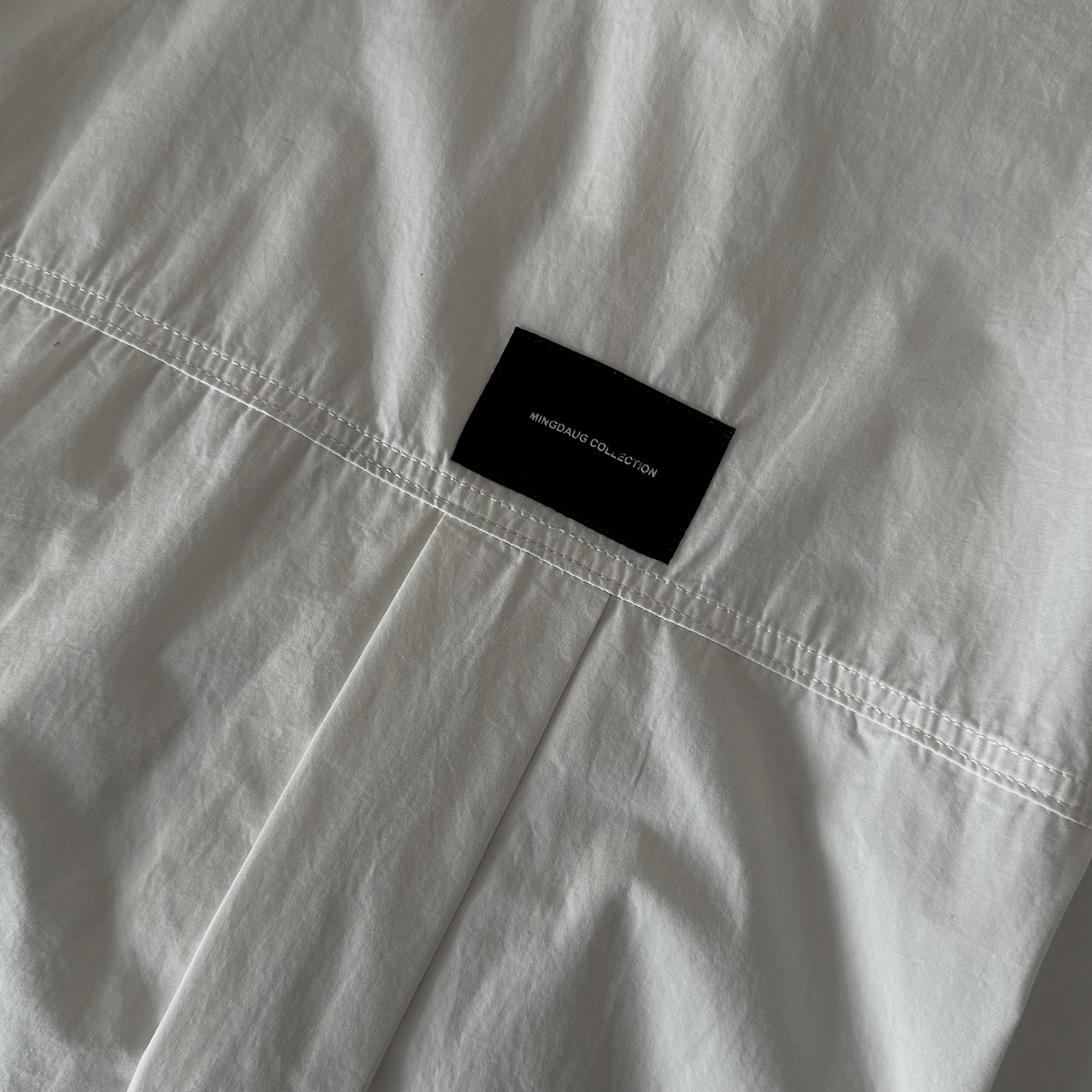 本期怒推!!一定要拿下的設計感白襯(類風衣造型,後黑標)