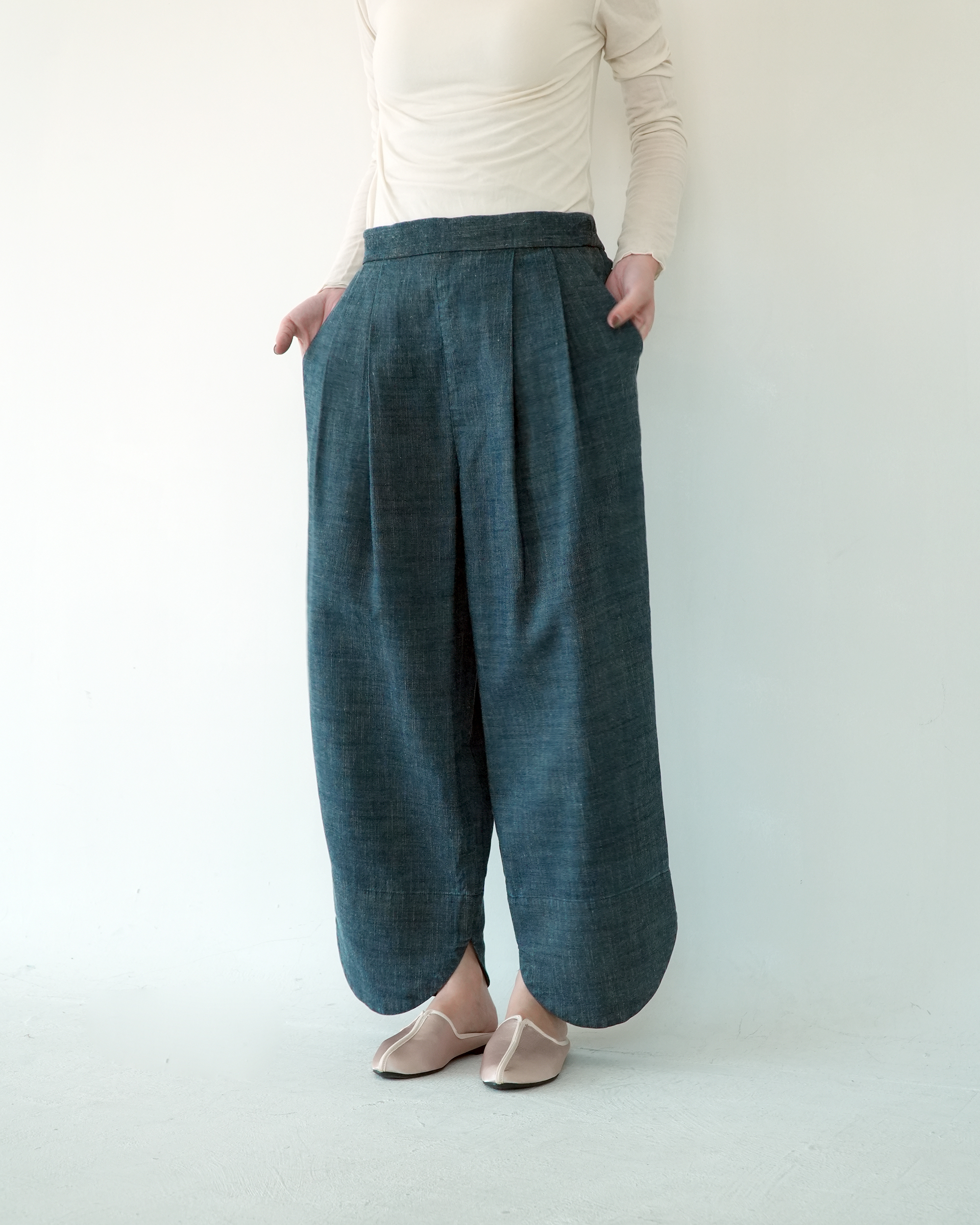 川 衣 WEAR BEING 寬版打摺下弧形長褲 單寧藍