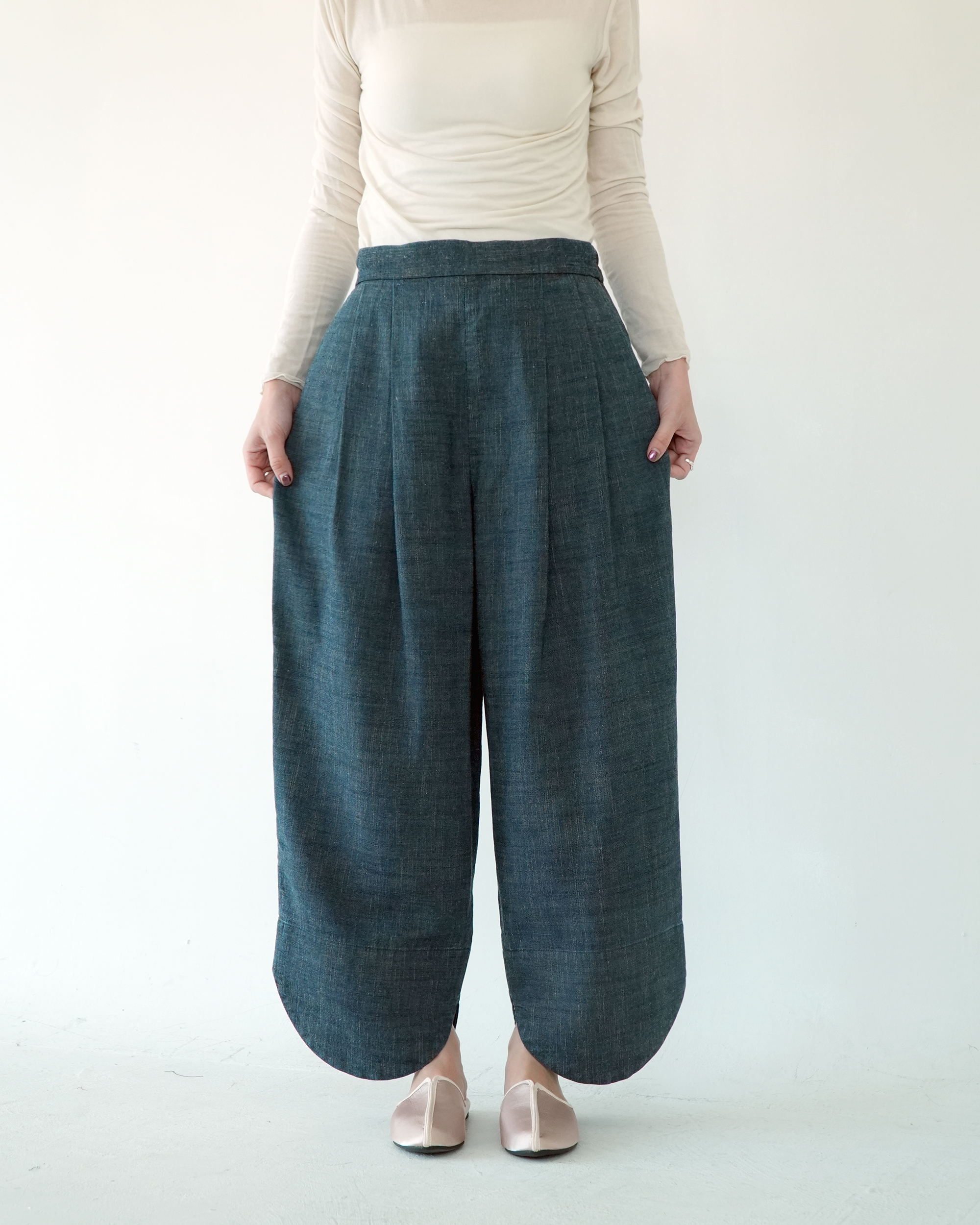 川 衣 WEAR BEING 寬版打摺下弧形長褲 單寧藍