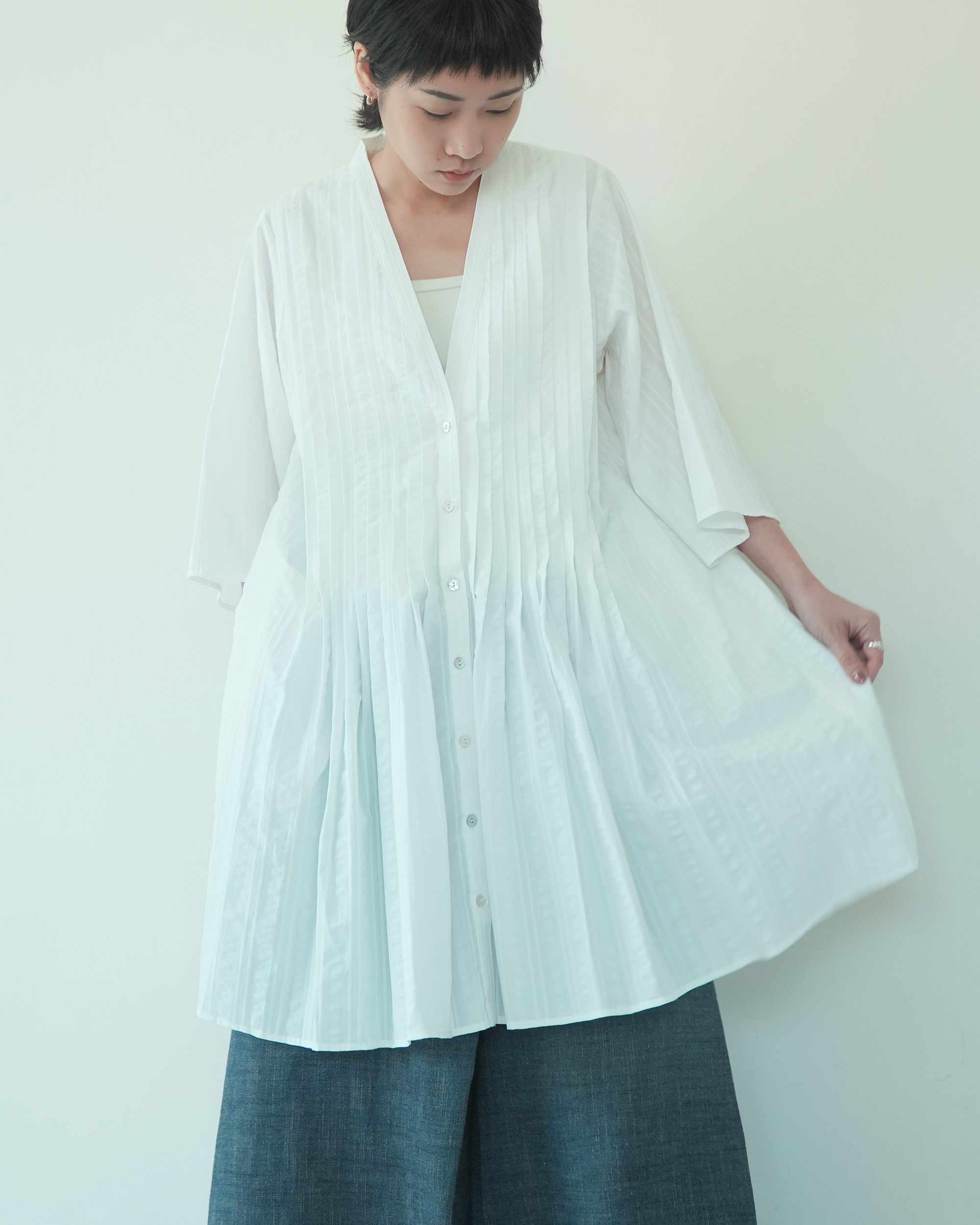 川 衣 WEAR BEING 胸前塔克V領七分袖長上衣 白襯衫壓紋