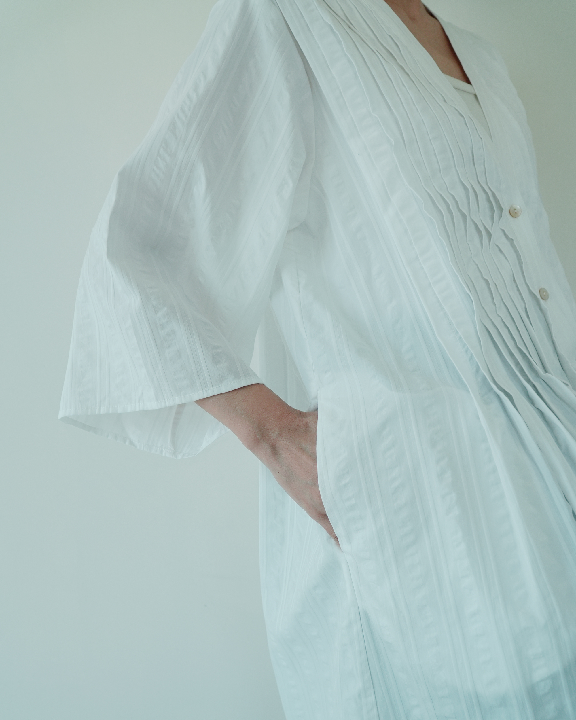 川 衣 WEAR BEING 胸前塔克V領七分袖長上衣 白襯衫壓紋