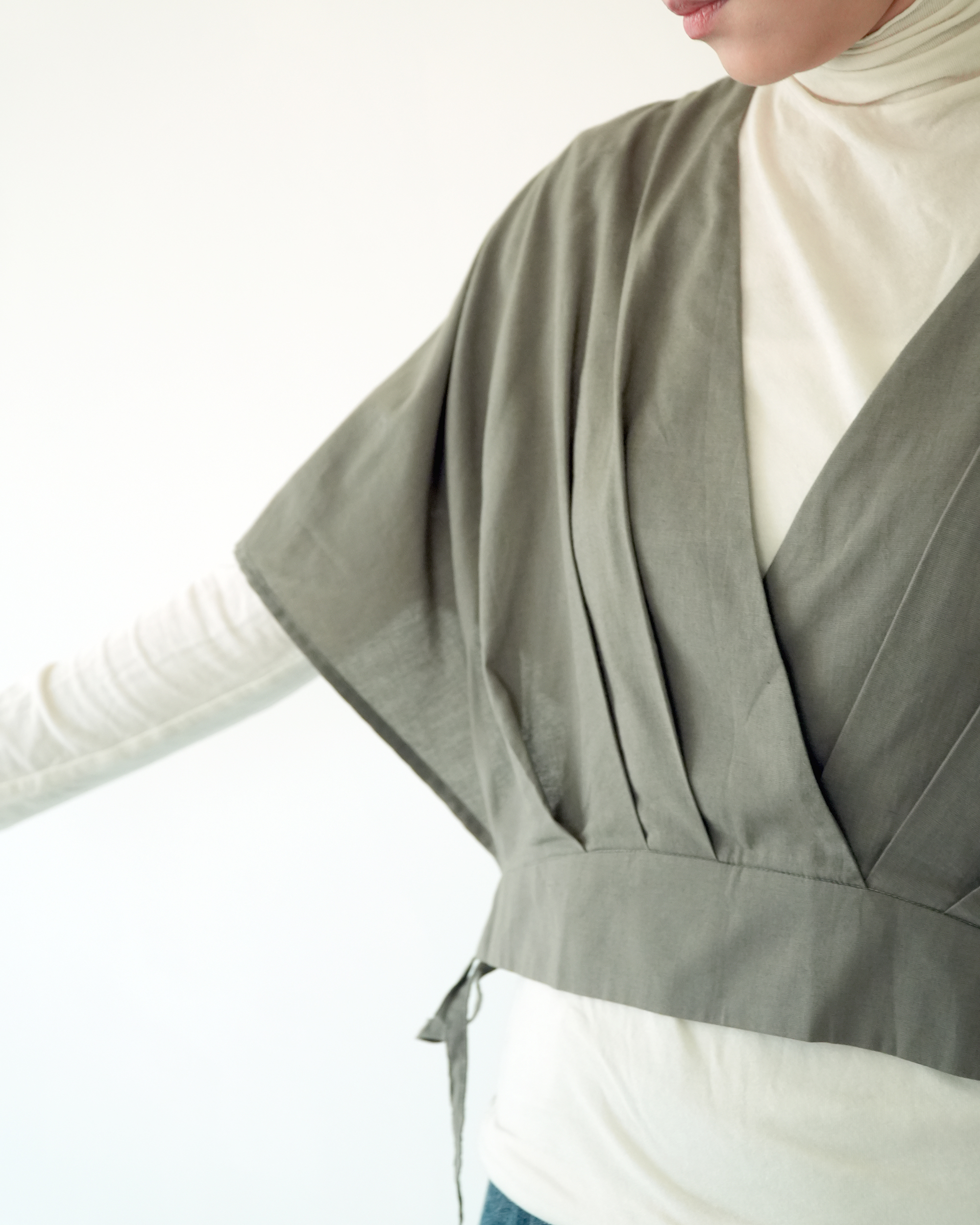 川 衣 WEAR BEING  V領交襟短版側綁帶上衣 薄料卡其綠