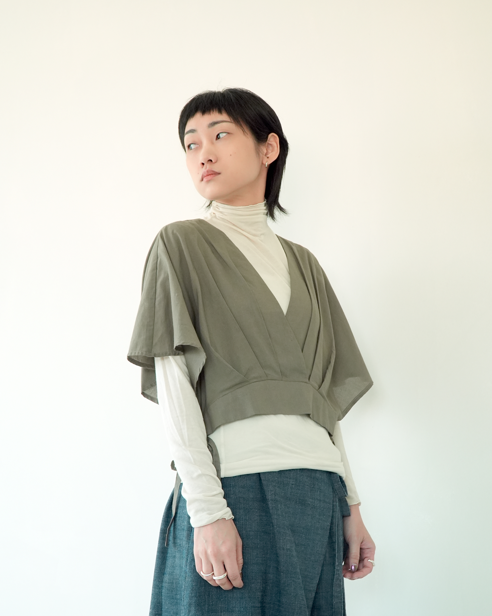 川 衣 WEAR BEING  V領交襟短版側綁帶上衣 薄料卡其綠