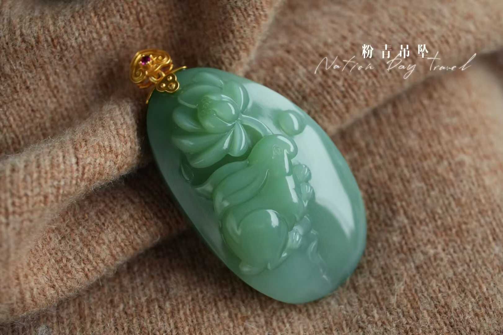 38414 和田玉稀有冰底粉綠“前兔似錦”吊墜