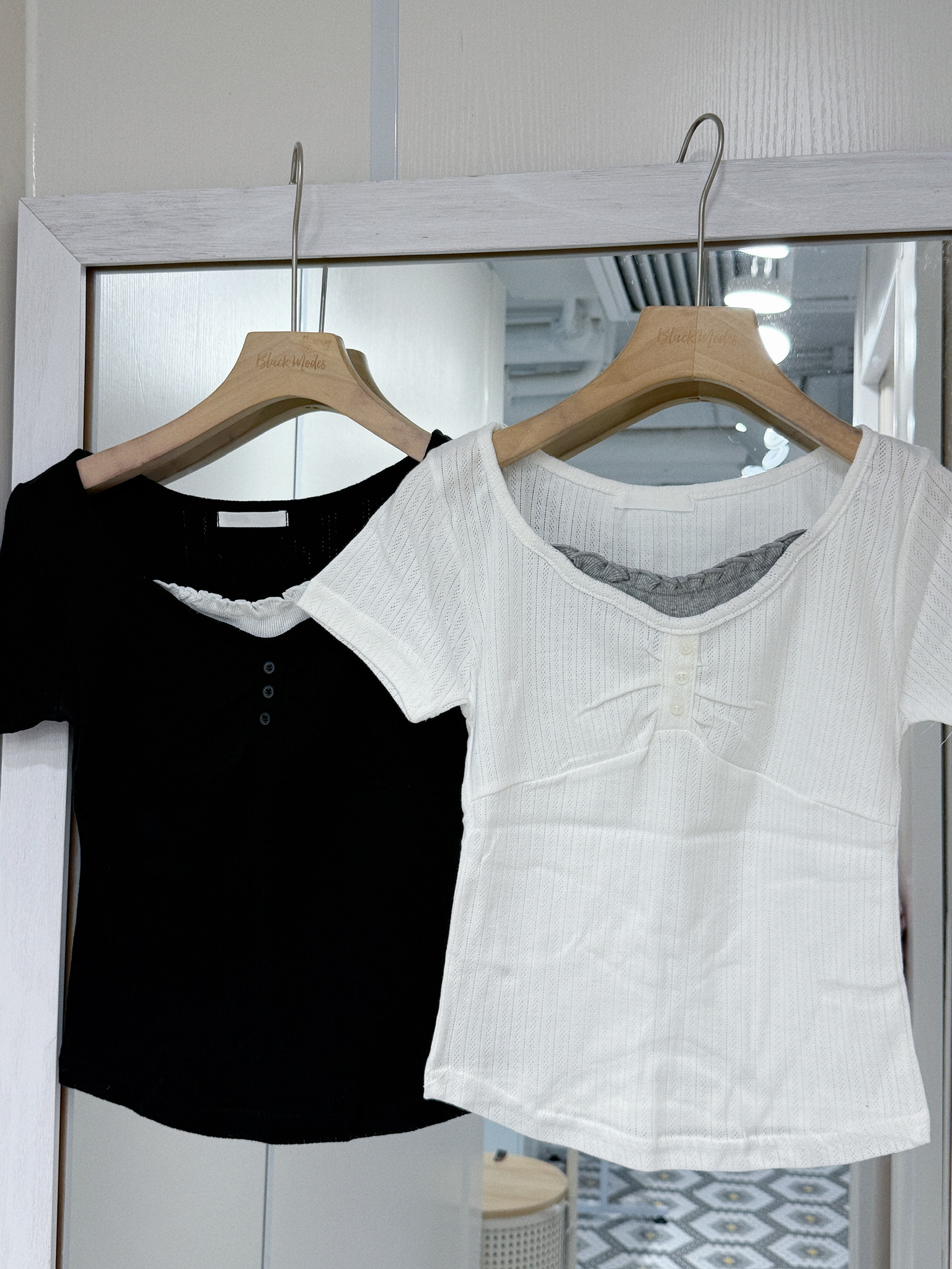 T1335｜小溫柔₊˚⊹ᰔ 直紋暗通花小皺褶短袖上衣