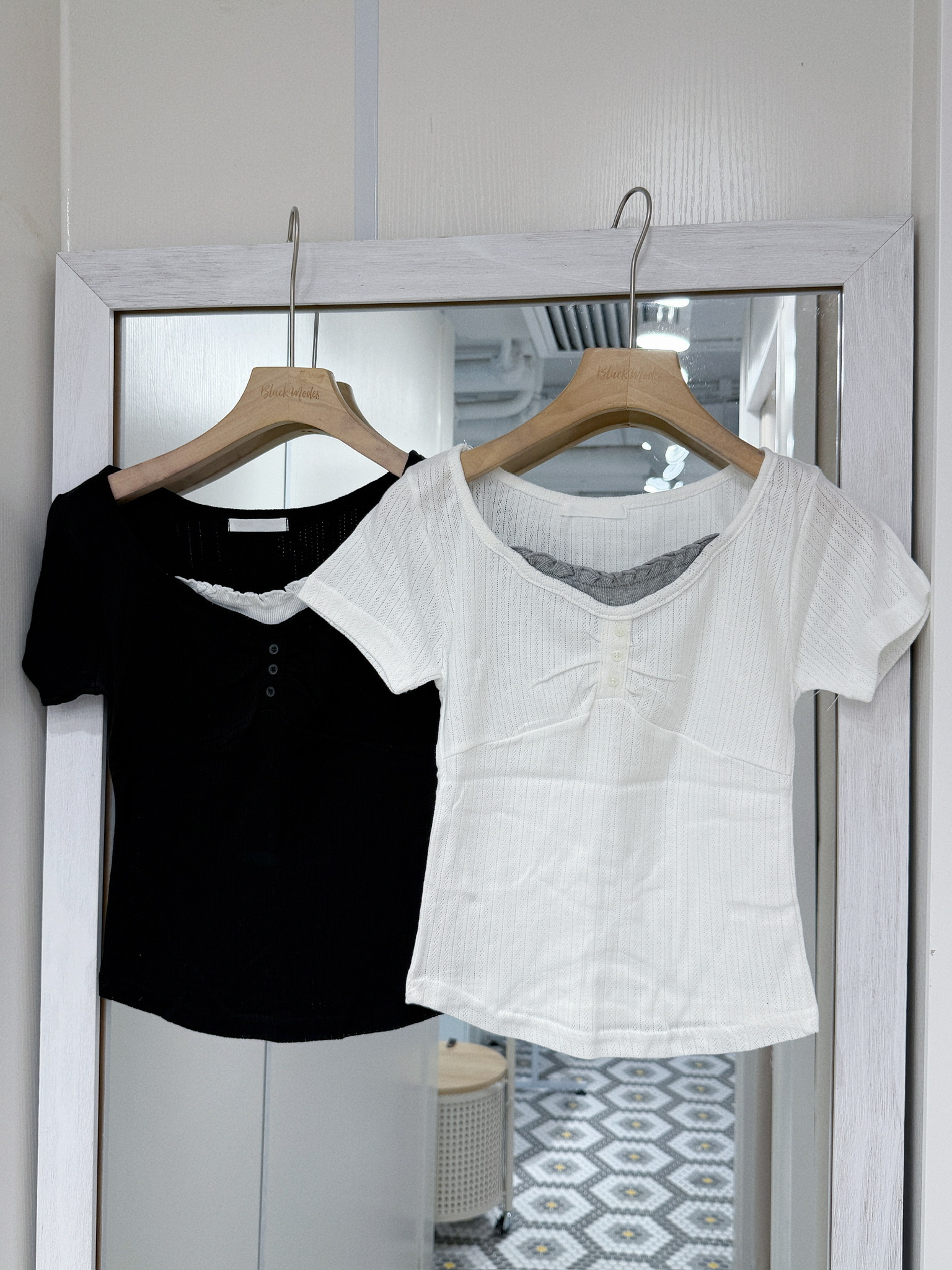 T1335｜小溫柔₊˚⊹ᰔ 直紋暗通花小皺褶短袖上衣