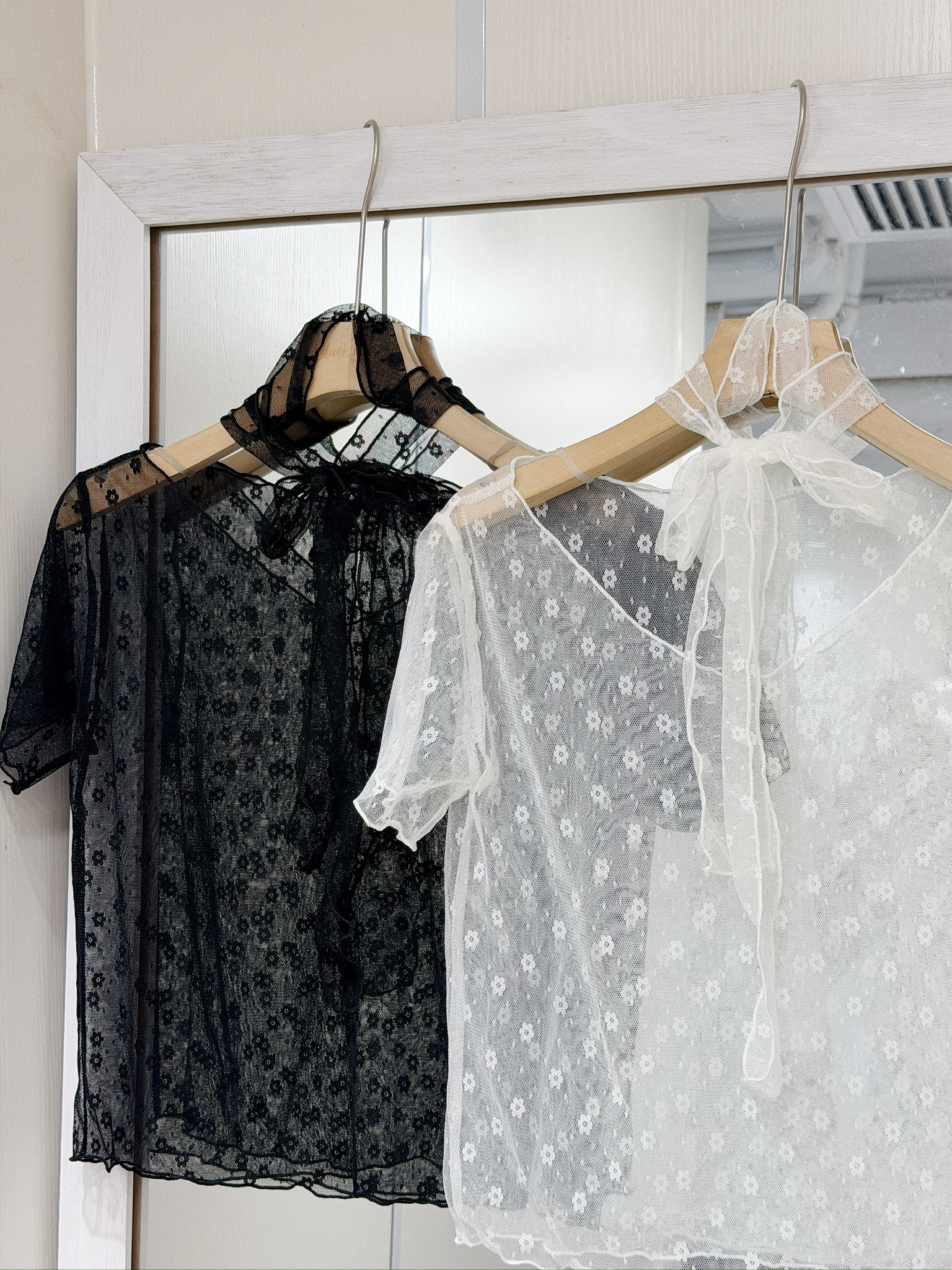 T1338｜V領透視花花連頸帶短袖外搭上衣⋆˚✿˖°