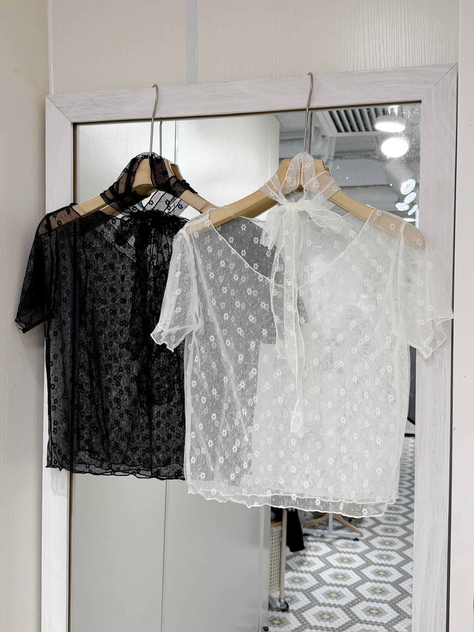 T1338｜V領透視花花連頸帶短袖外搭上衣⋆˚✿˖°