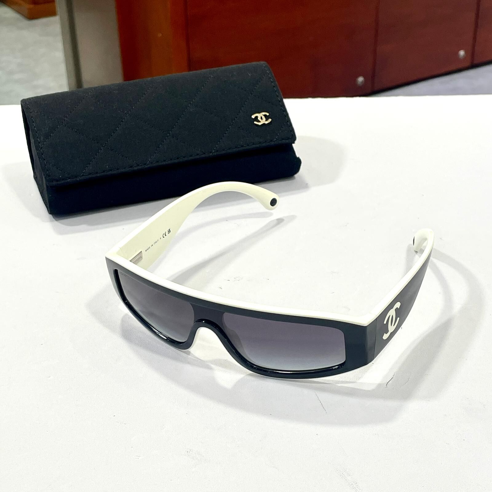 全新CHANEL SUNGLASSES  A71615 黑白色,貓眼形太陽眼鏡 #BRAND NEW #香榭站正品