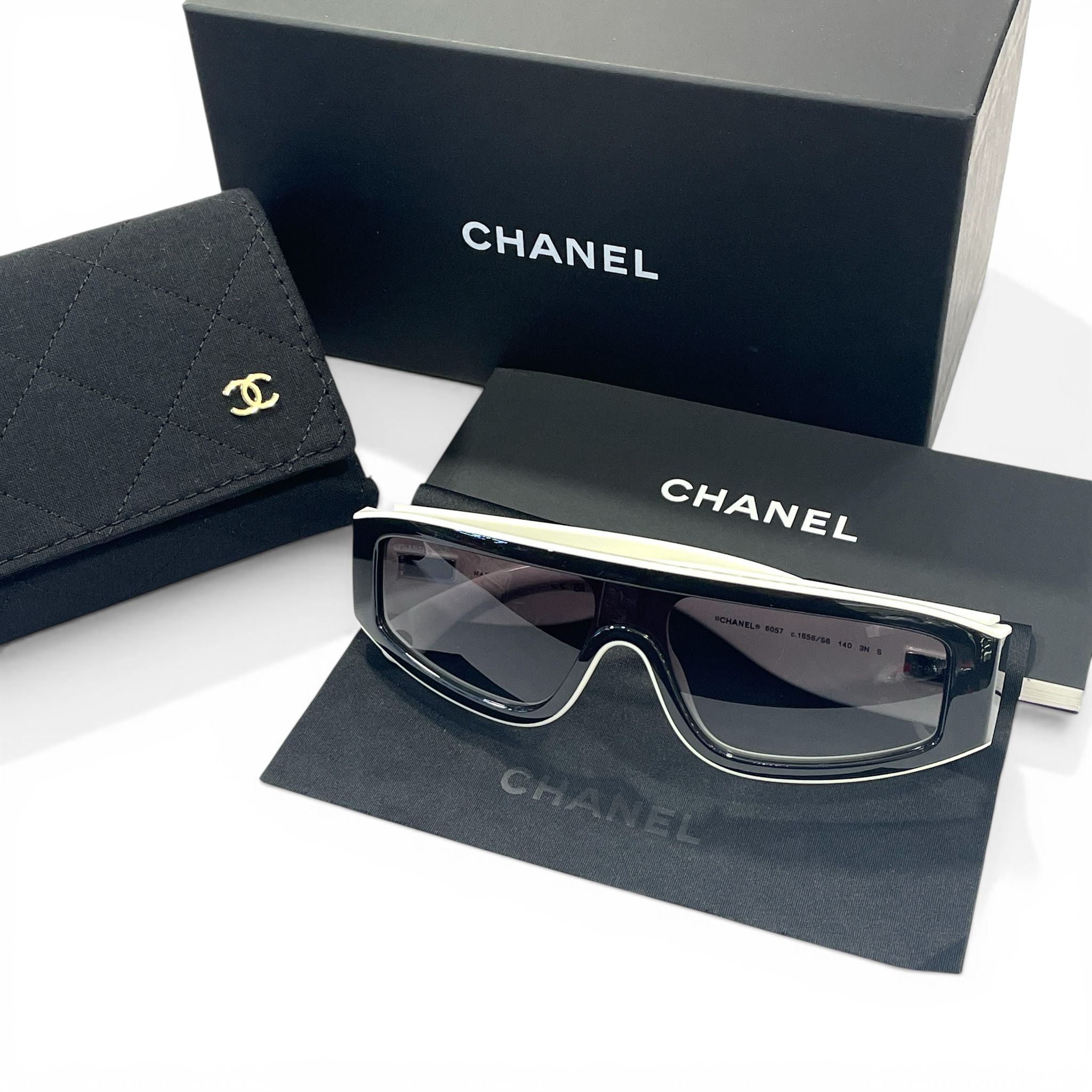 全新CHANEL SUNGLASSES  A71615 黑白色,貓眼形太陽眼鏡 #BRAND NEW #香榭站正品