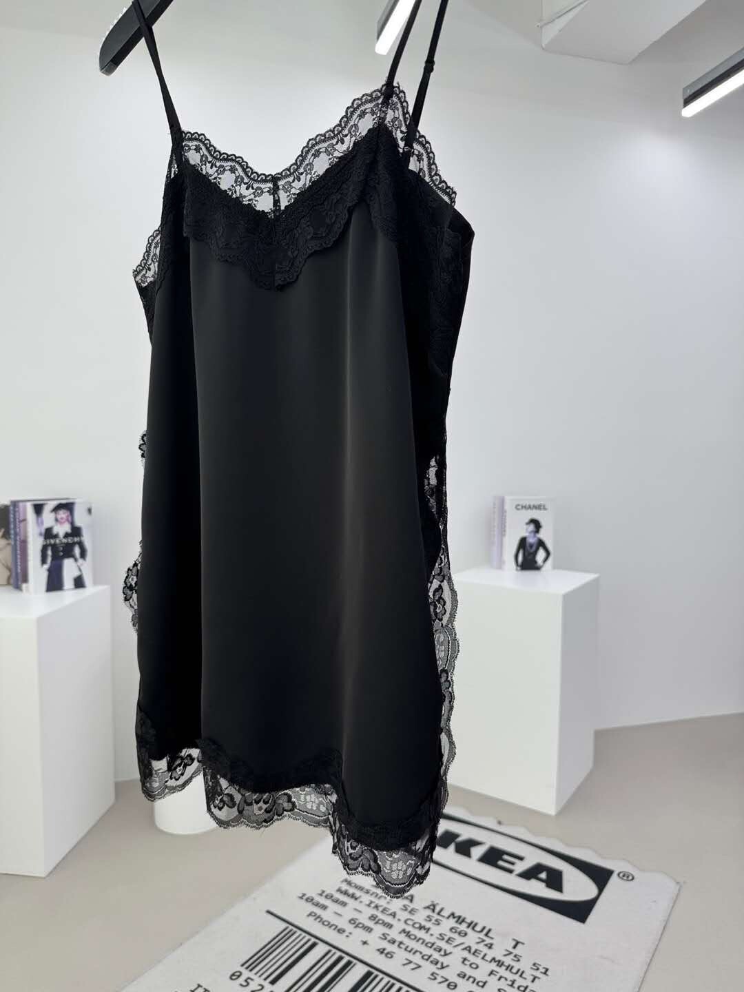 蕾絲滾邊絲緞長背心