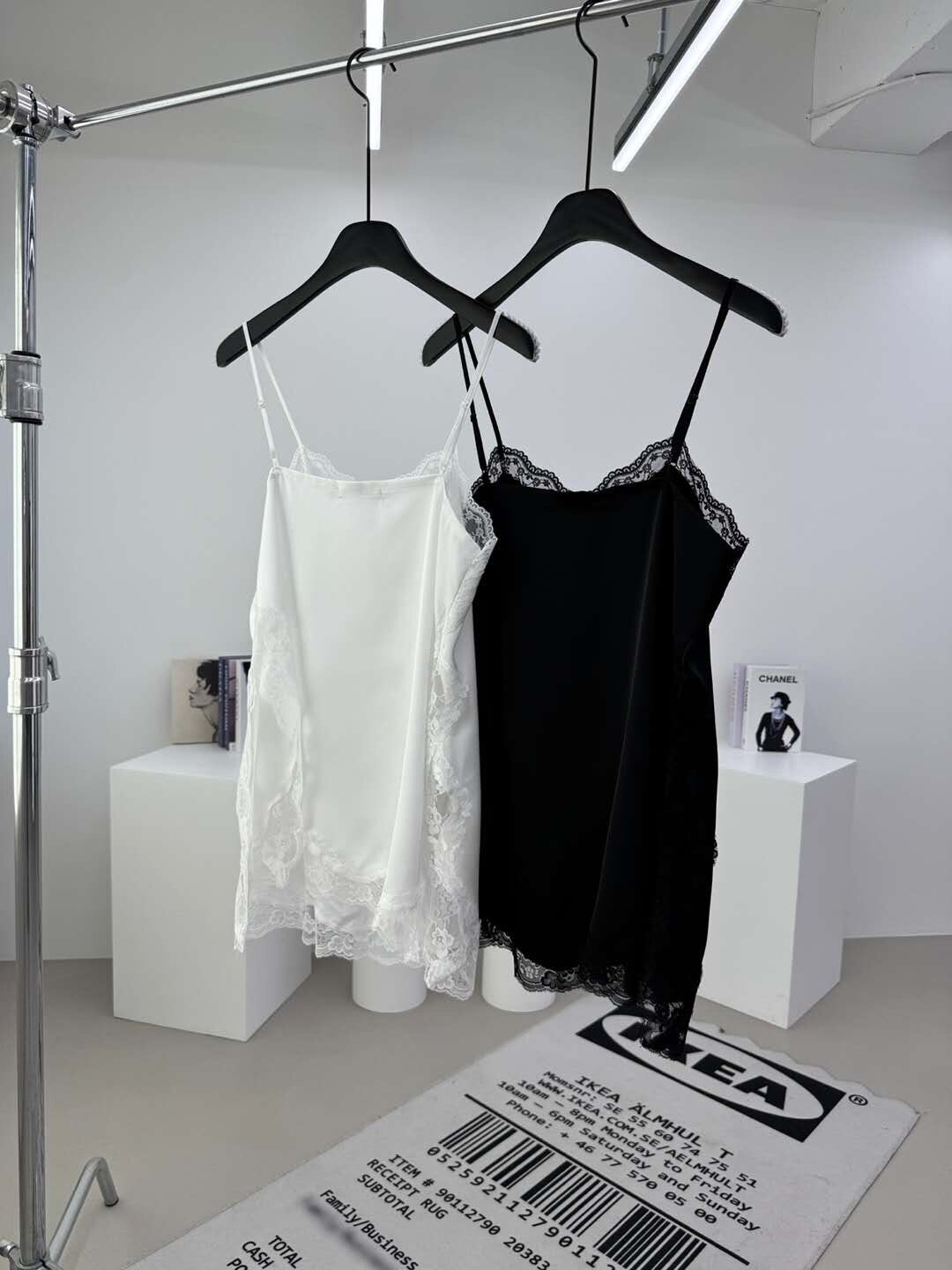 蕾絲滾邊絲緞長背心