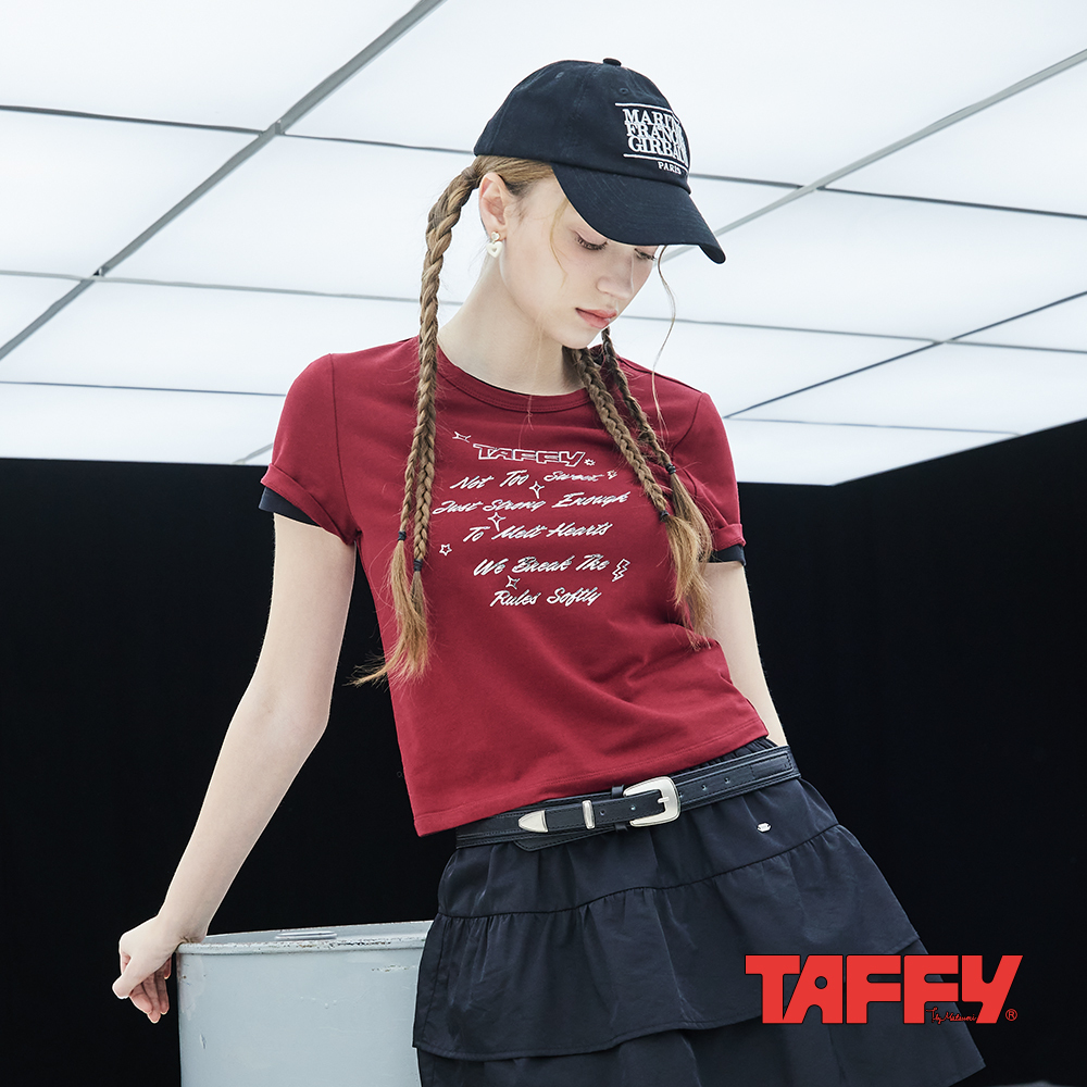 MA‧TSU Mi  復古金屬感閃亮英文字撞色短版上衣(紅.黑)