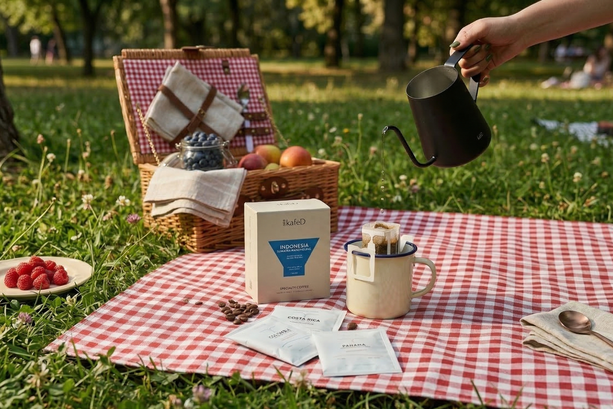 在美食學中，咖啡與甜點搭配是一門講究平衡的藝術。當我們將 10 種不同風味的精品咖啡與各式手工餅乾擺上野餐桌時，你可以運用以下兩個核心法則，創造出令人驚豔的味覺火花。實際來看看 kafeD 備受歡迎的綜合手工餅乾，該如何與這套冠軍濾掛試飲組在春日野餐中完美配對