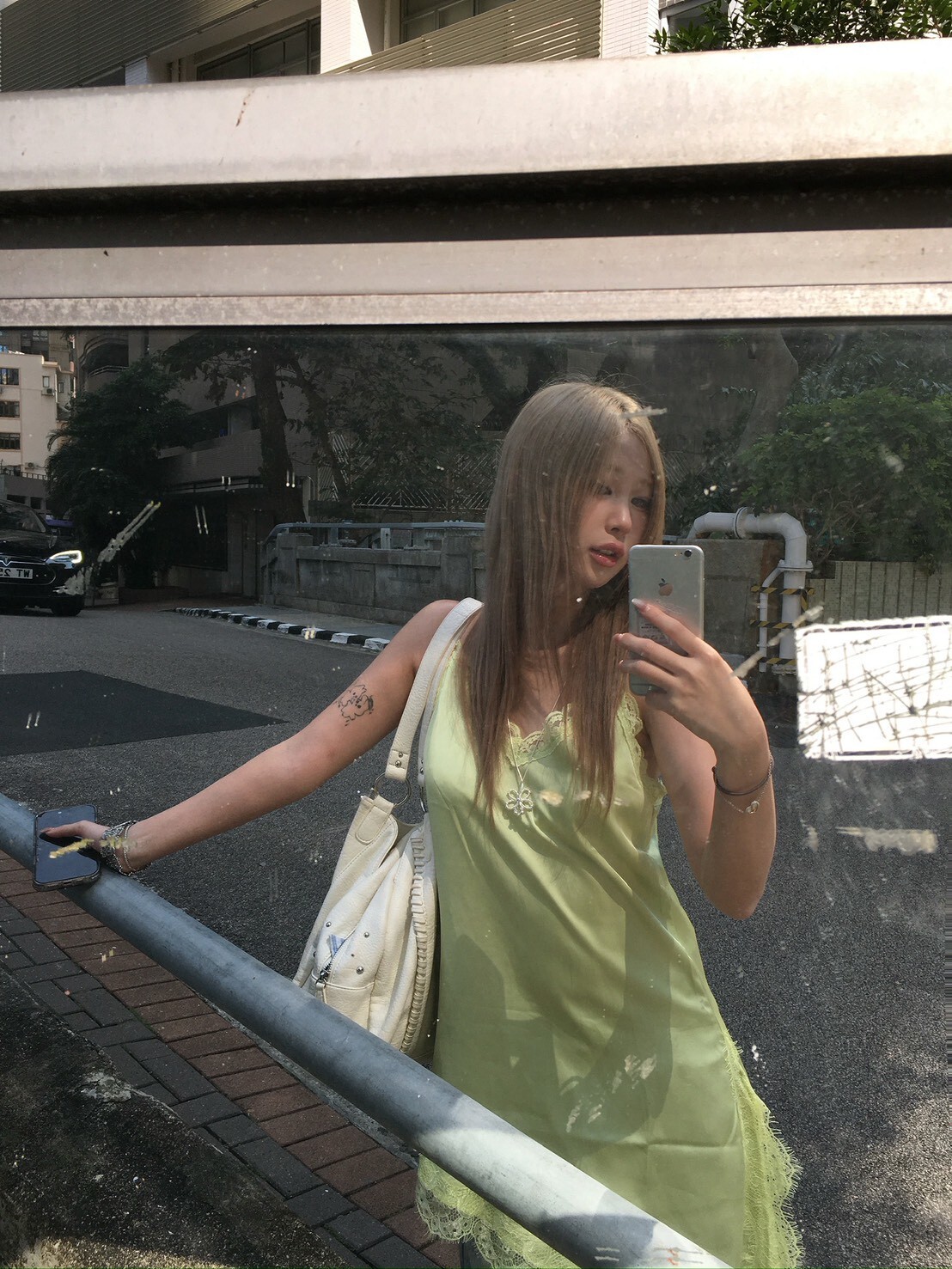 蕾絲緞面細肩帶洋裝上衣/仙果綠