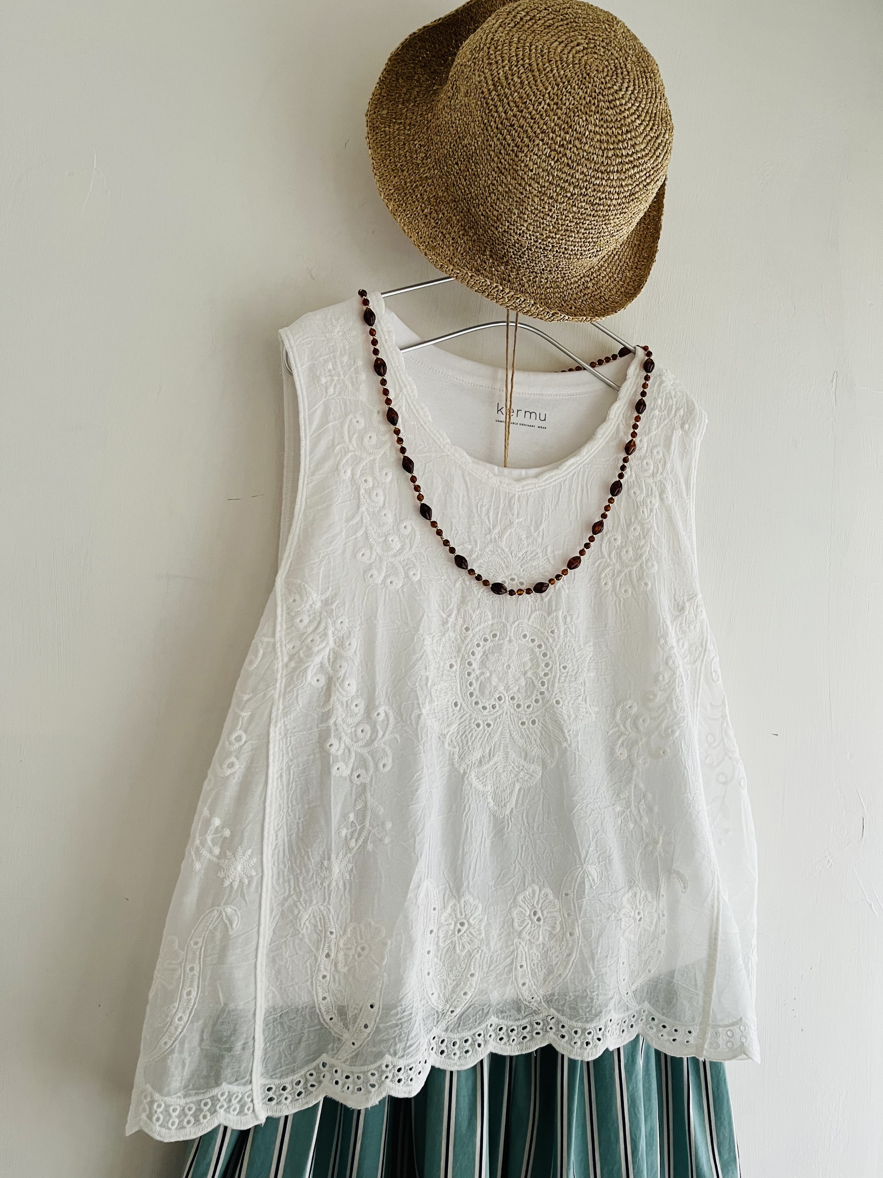 sandy白色刺繡通花背心