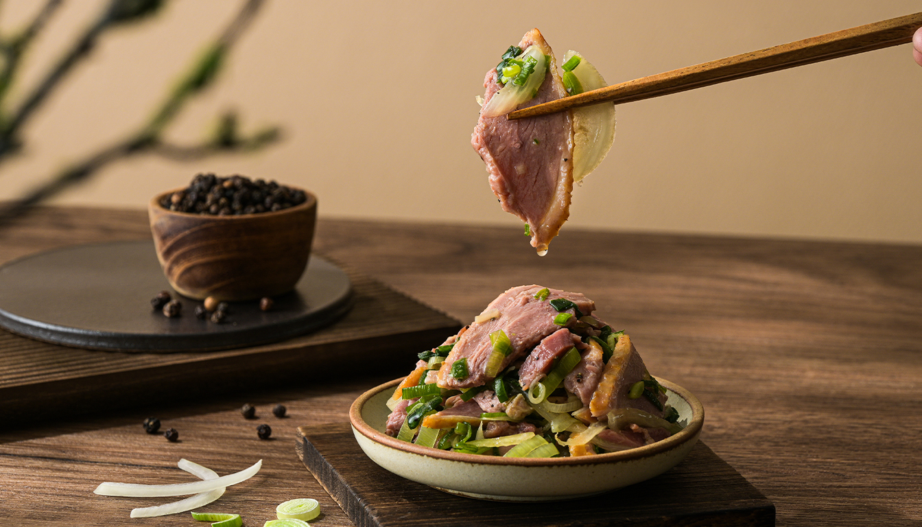 協發行開燻蒜苗鴨與鮮蒜苗擺盤-下飯下酒菜懶人料理-伴手禮必買清單