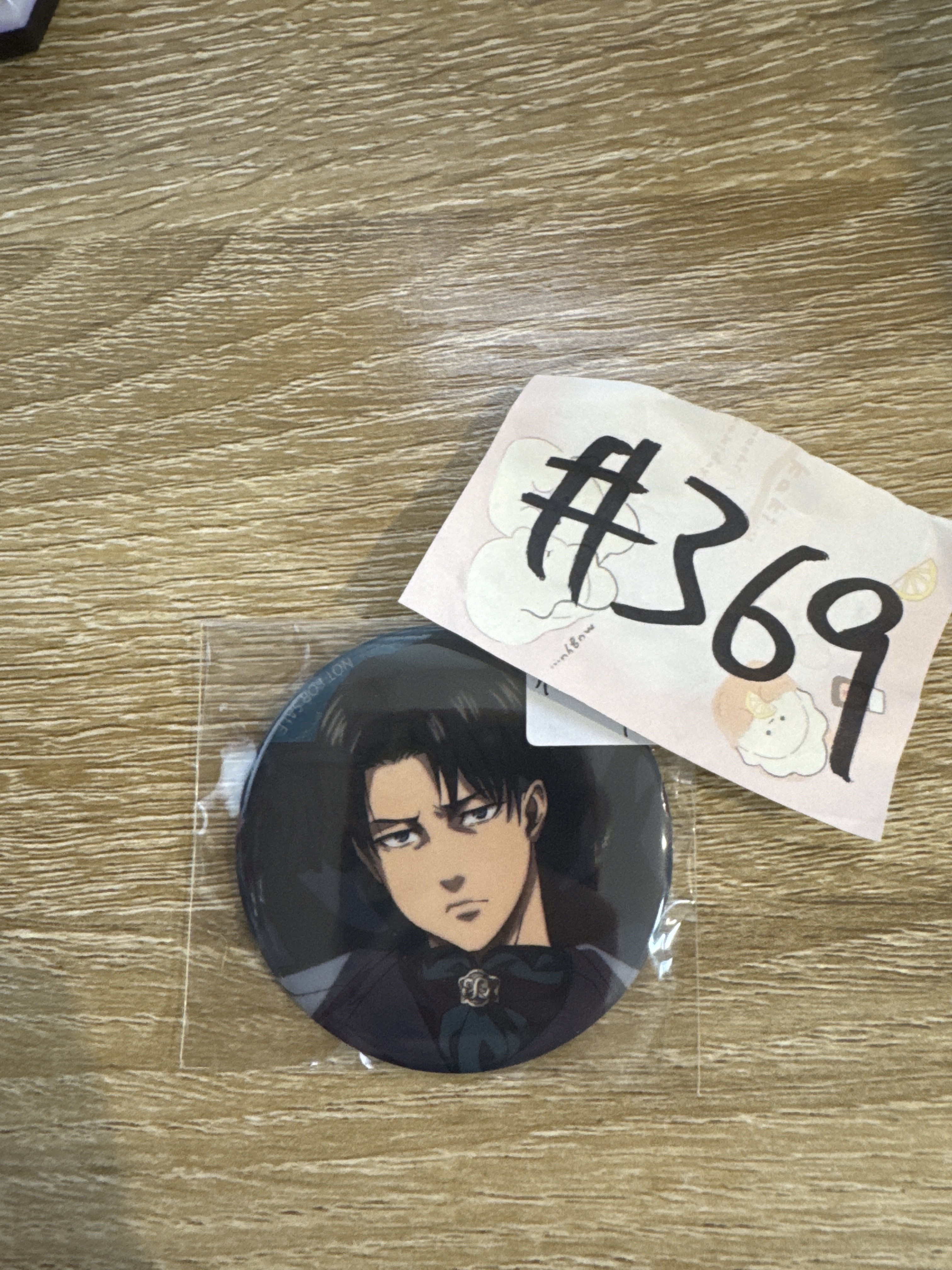 進擊的巨人  LEVI 襟章 特典#369