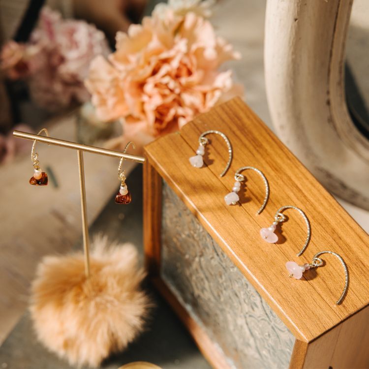 心中耳語系列 粉桃花 白月光 焦糖金 勾針耳環 天然石水晶 天然珍珠 獨家手工設計款