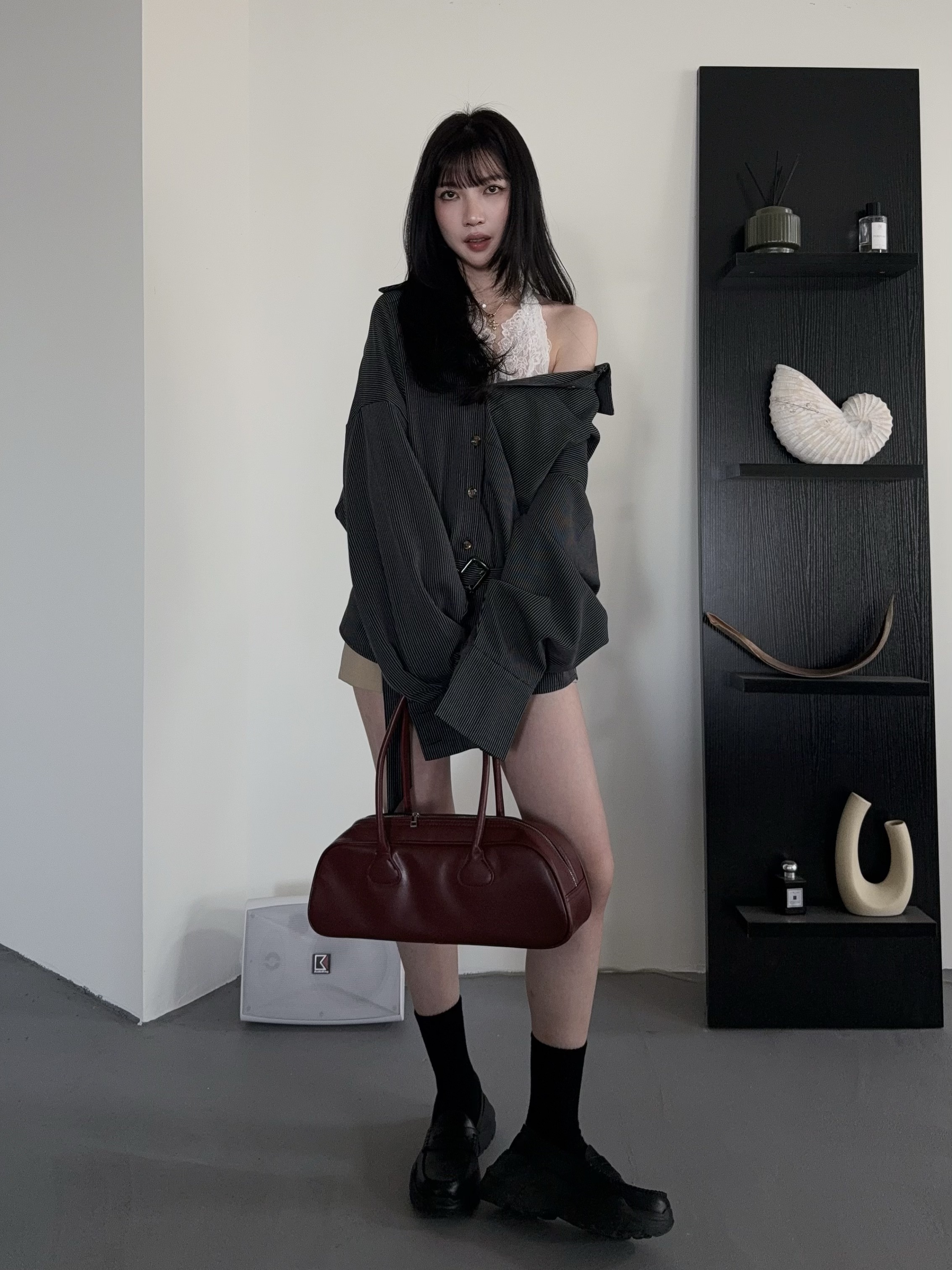 知性細條紋襯衫+蕾絲綁脖內搭