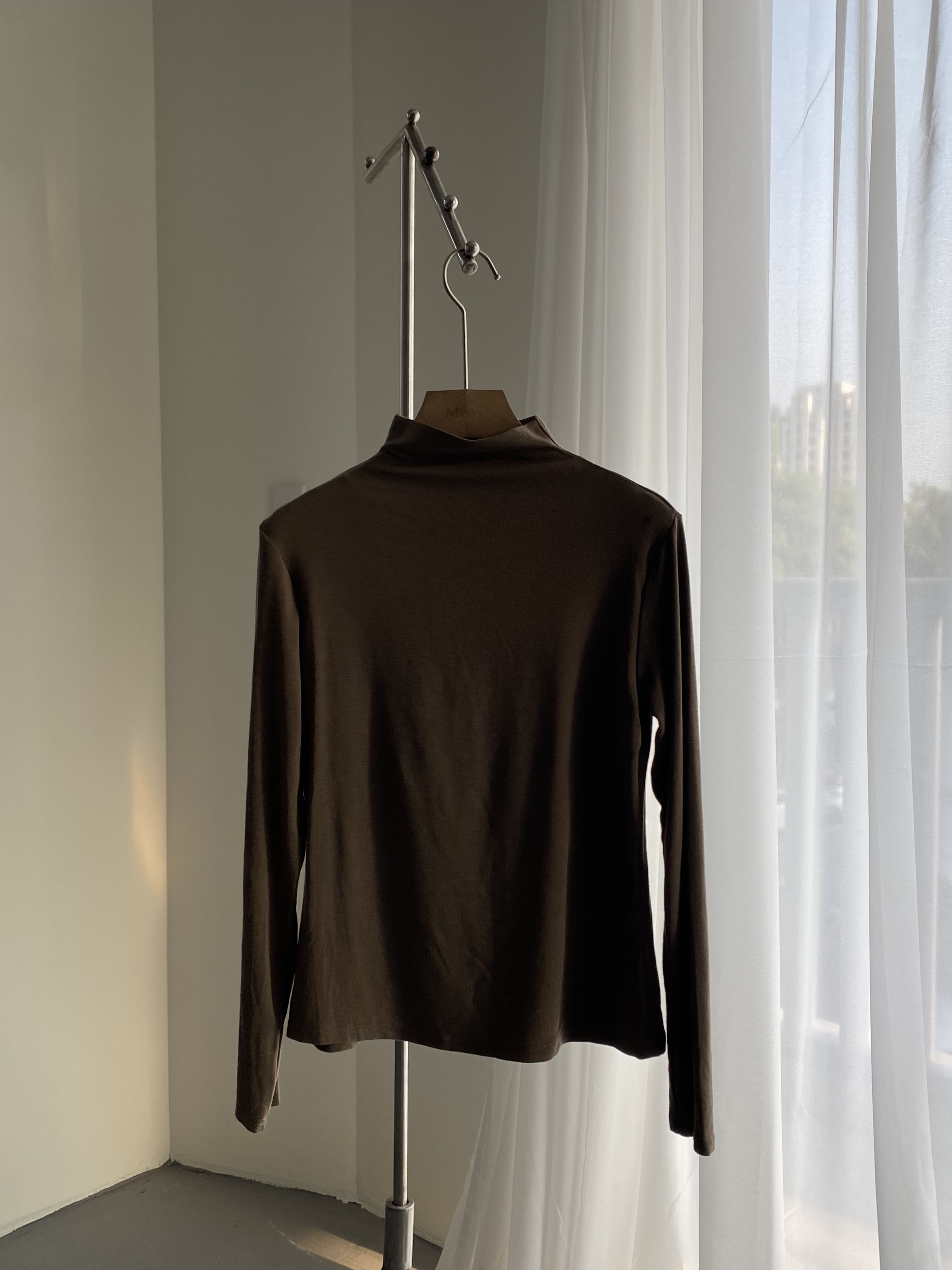 only one-高領拿鐵茶色彈力上衣