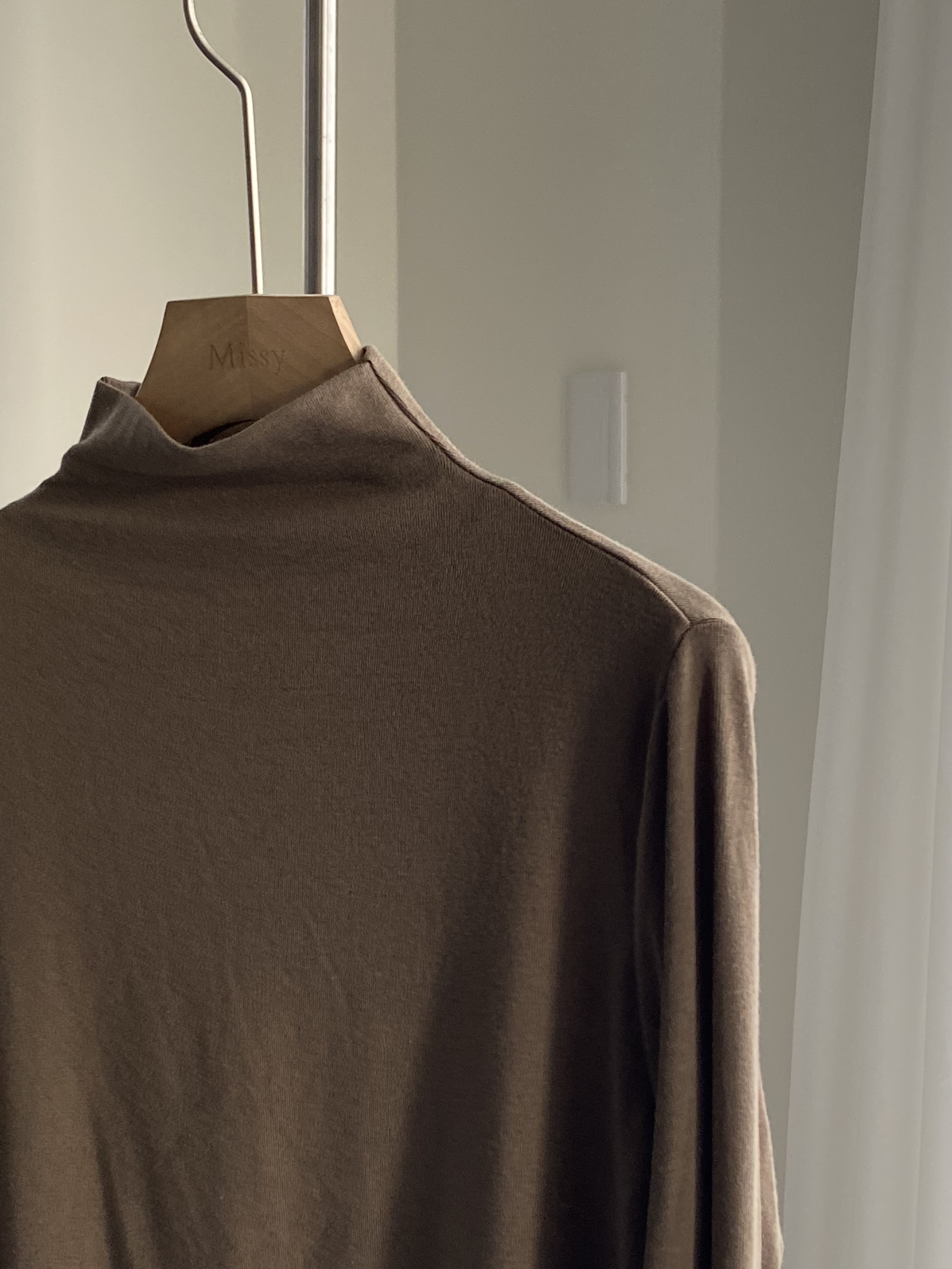 only one-高領拿鐵茶色彈力上衣