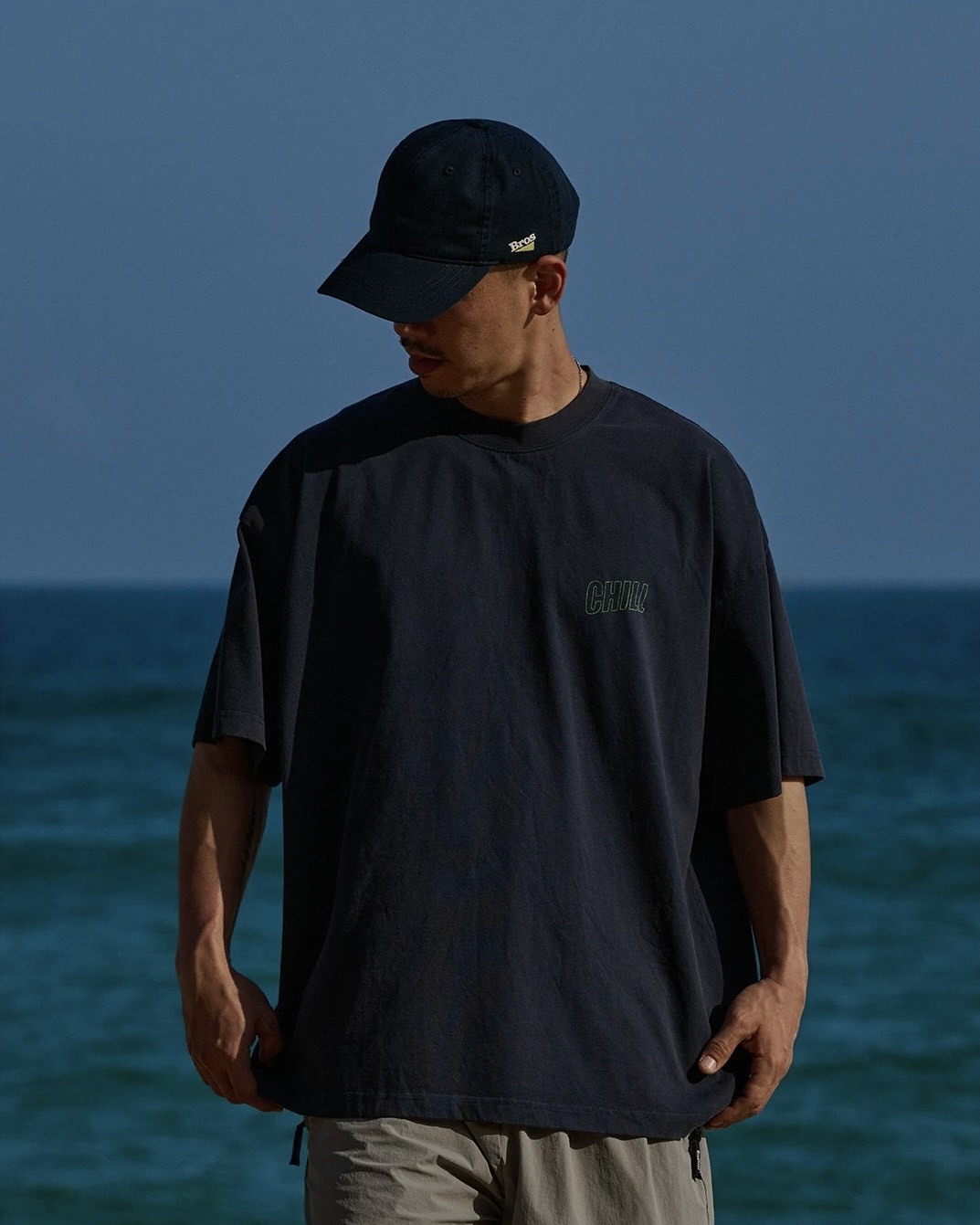 #預購 Broshood 26SS 日系休閒 鬆弛感 沙洗做舊 “chill”直噴印花短踢 兩色