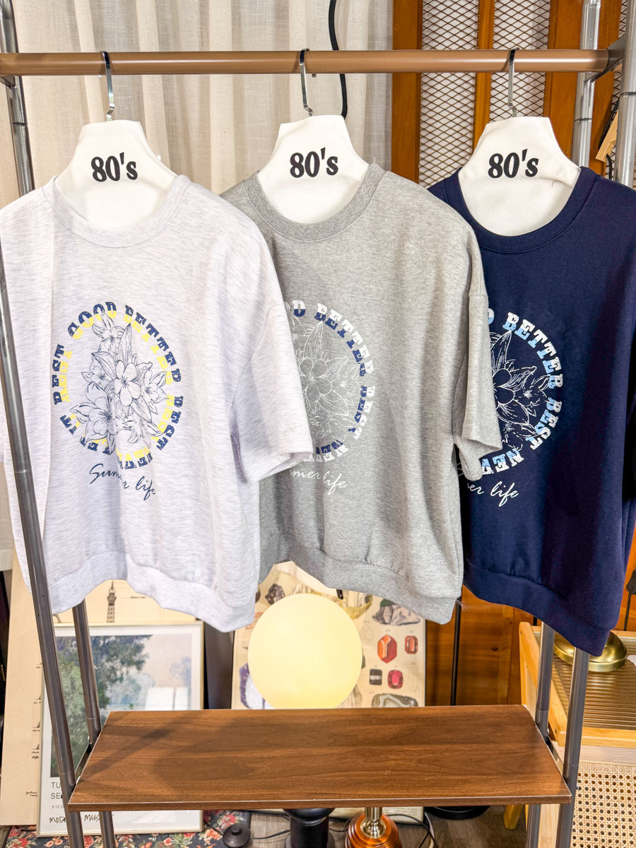 【多買多優惠】花花 英文字PRINT．薄衛衣料TOP【不設退換】