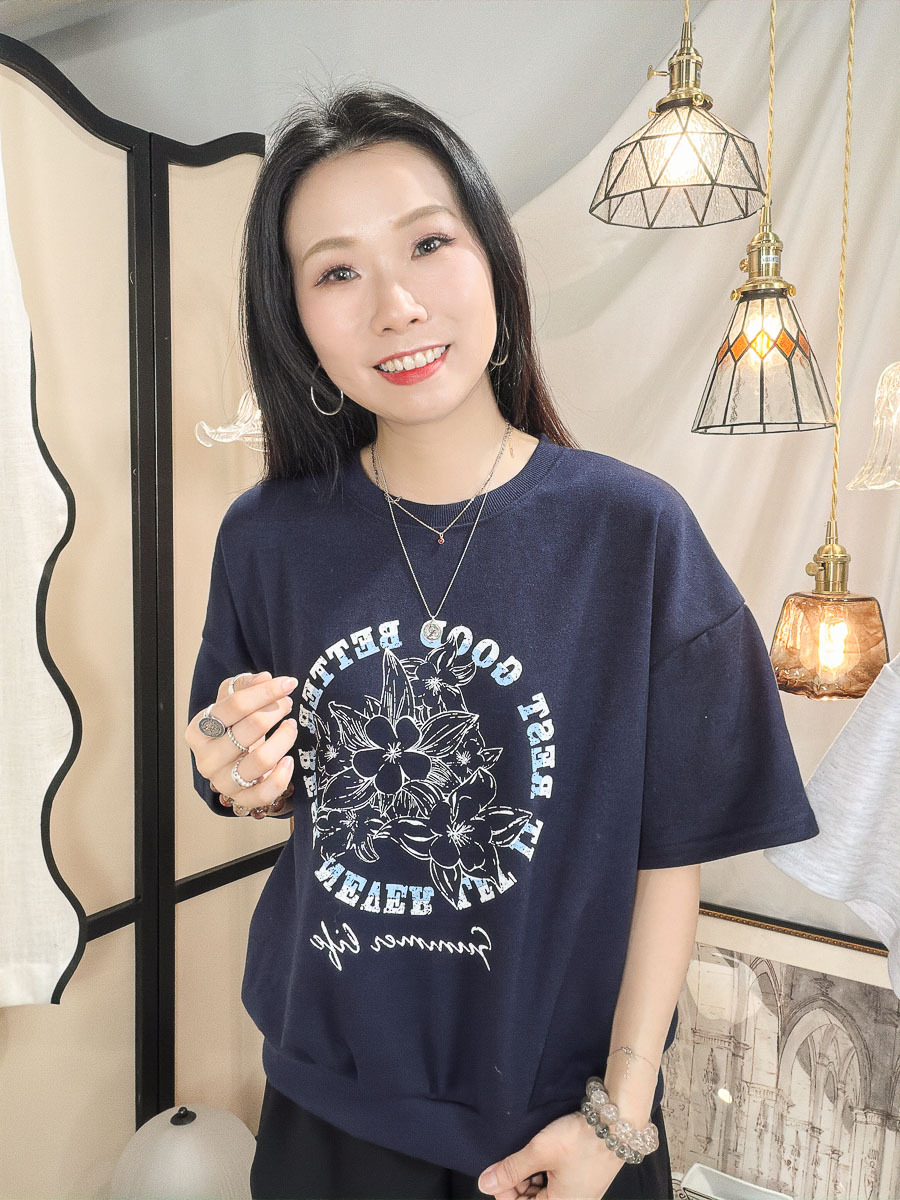 【多買多優惠】花花 英文字PRINT．薄衛衣料TOP【不設退換】