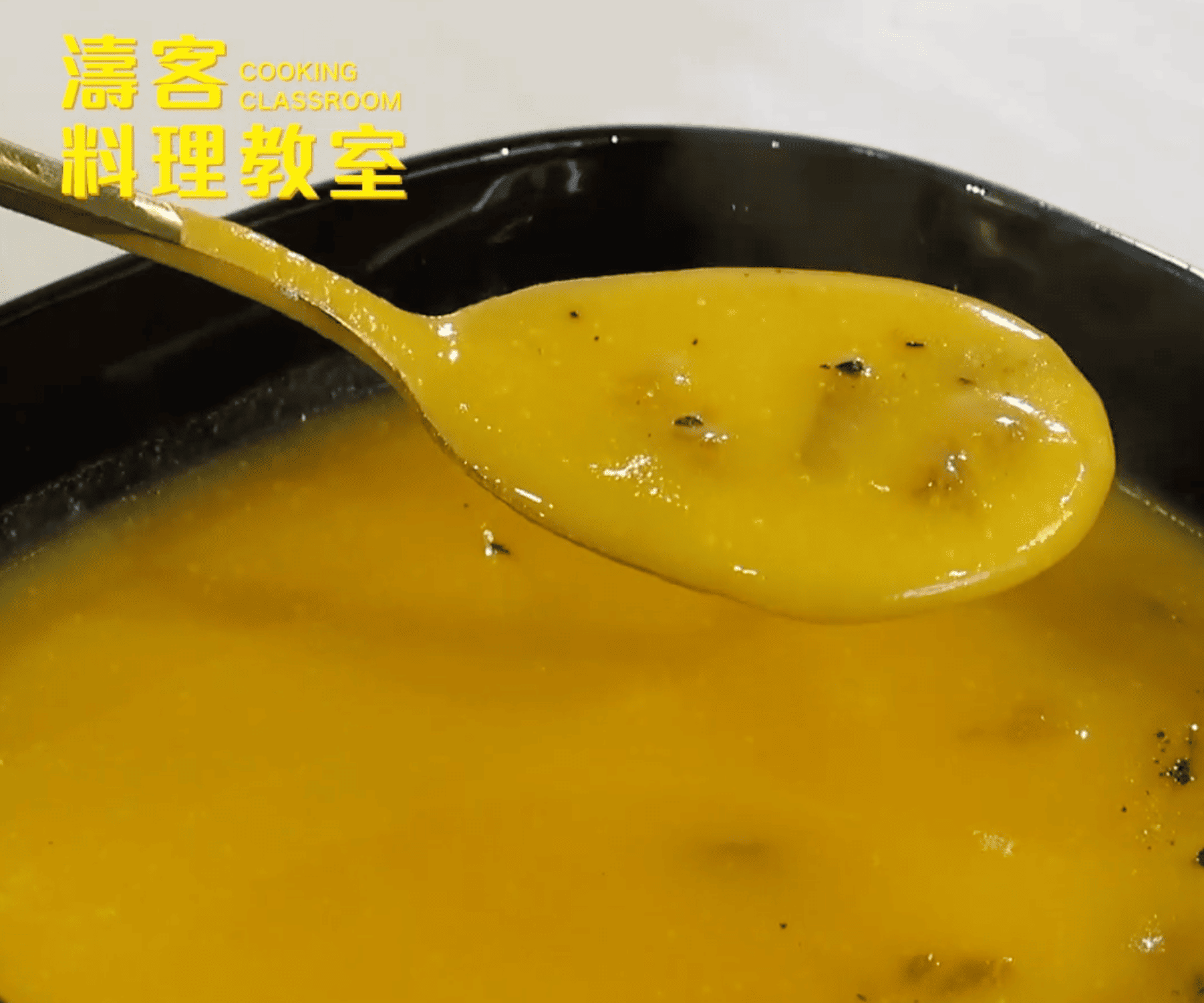 烏魚子加入紅蘿蔔濃湯中可以讓下酒菜呈現精緻感