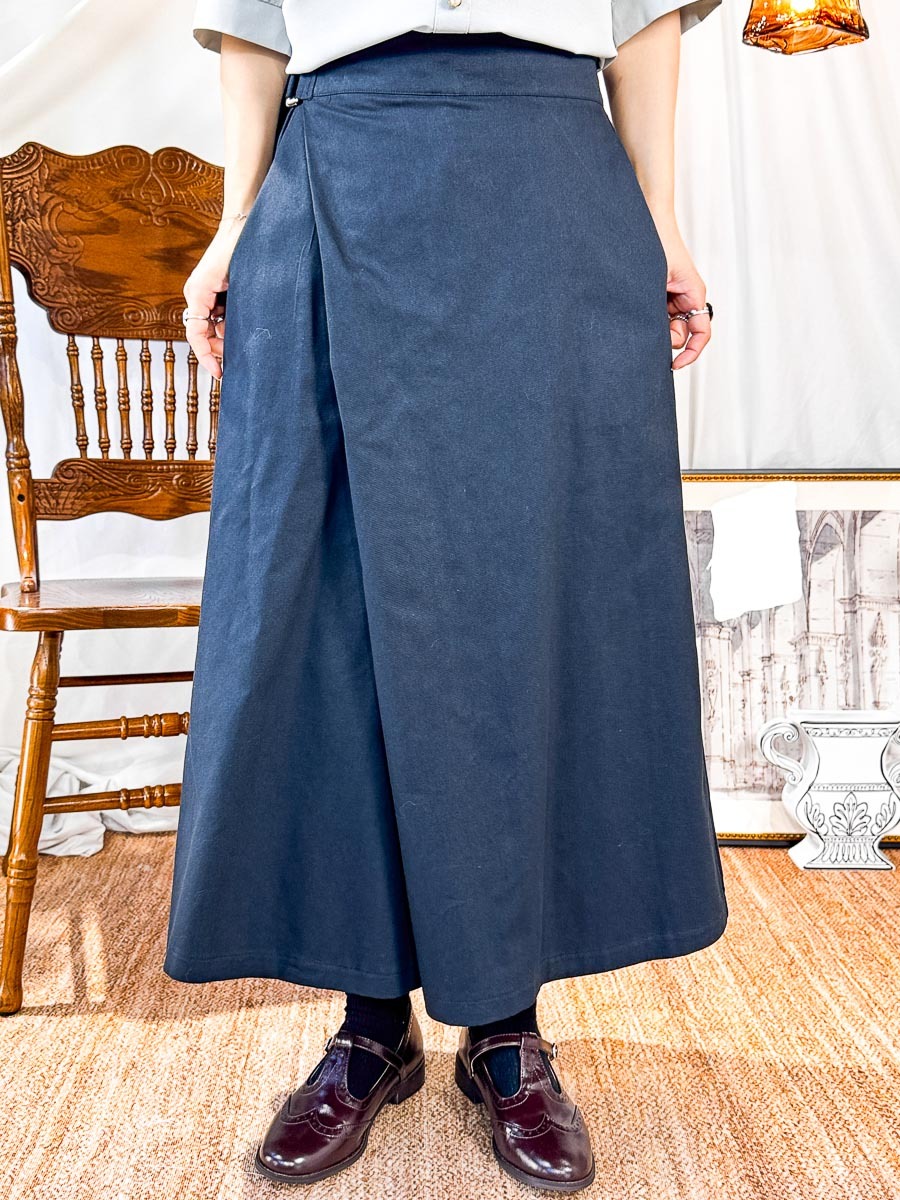 後腰橡根．單邊扣．扯布料裙褲 （有袋)