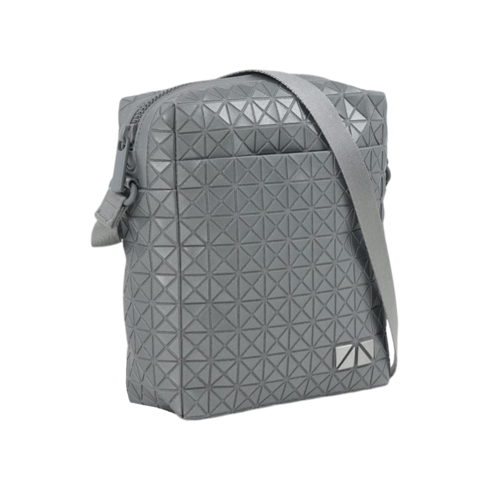 【ISSEY MIYAKE三宅一生】BAO BAO Voyager 反光設計拉鍊斜背包(銀色)