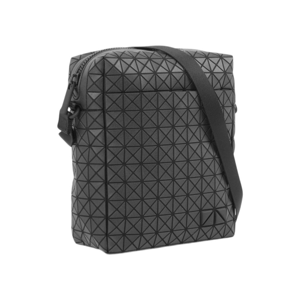 【ISSEY MIYAKE三宅一生】BAO BAO Voyager 霧面拉鍊斜背包(黑色)