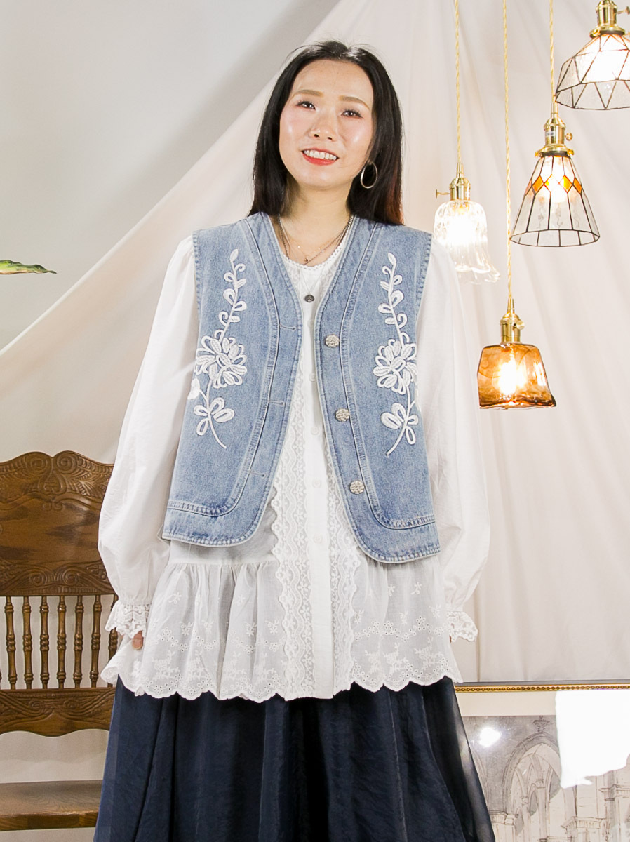 全開胸扣鈕．花刺繡．牛仔背心外套