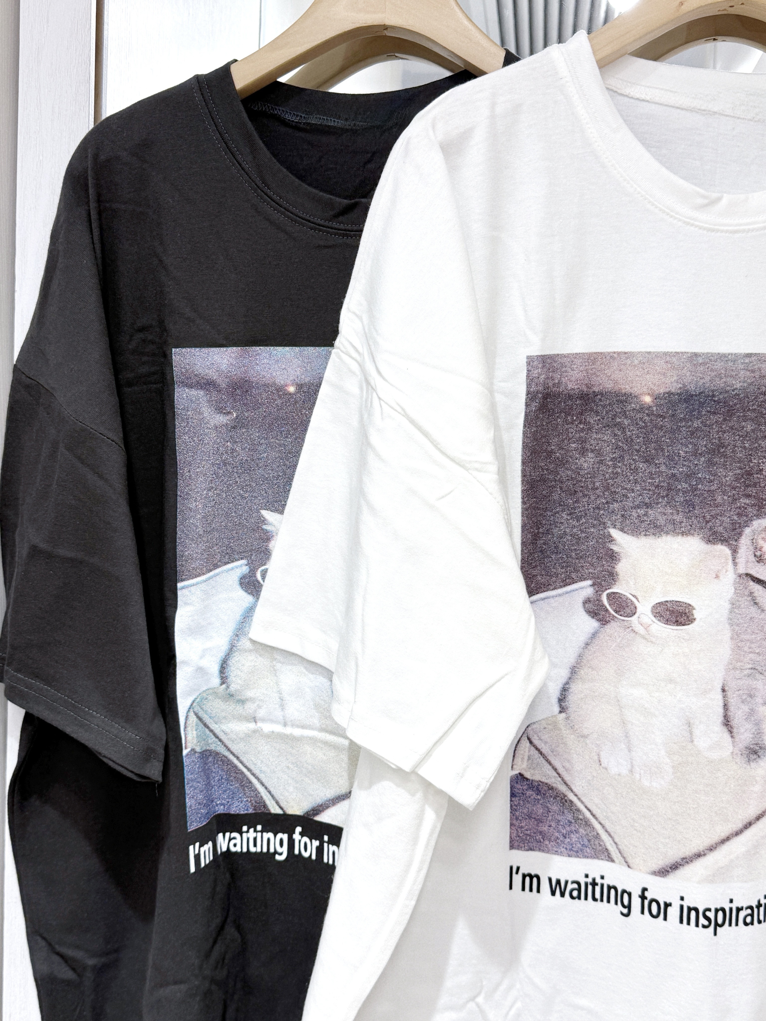 T1308｜搞怪系列(๑>؂•̀๑)⊹ 2隻黑超貓貓UNISEX TEE