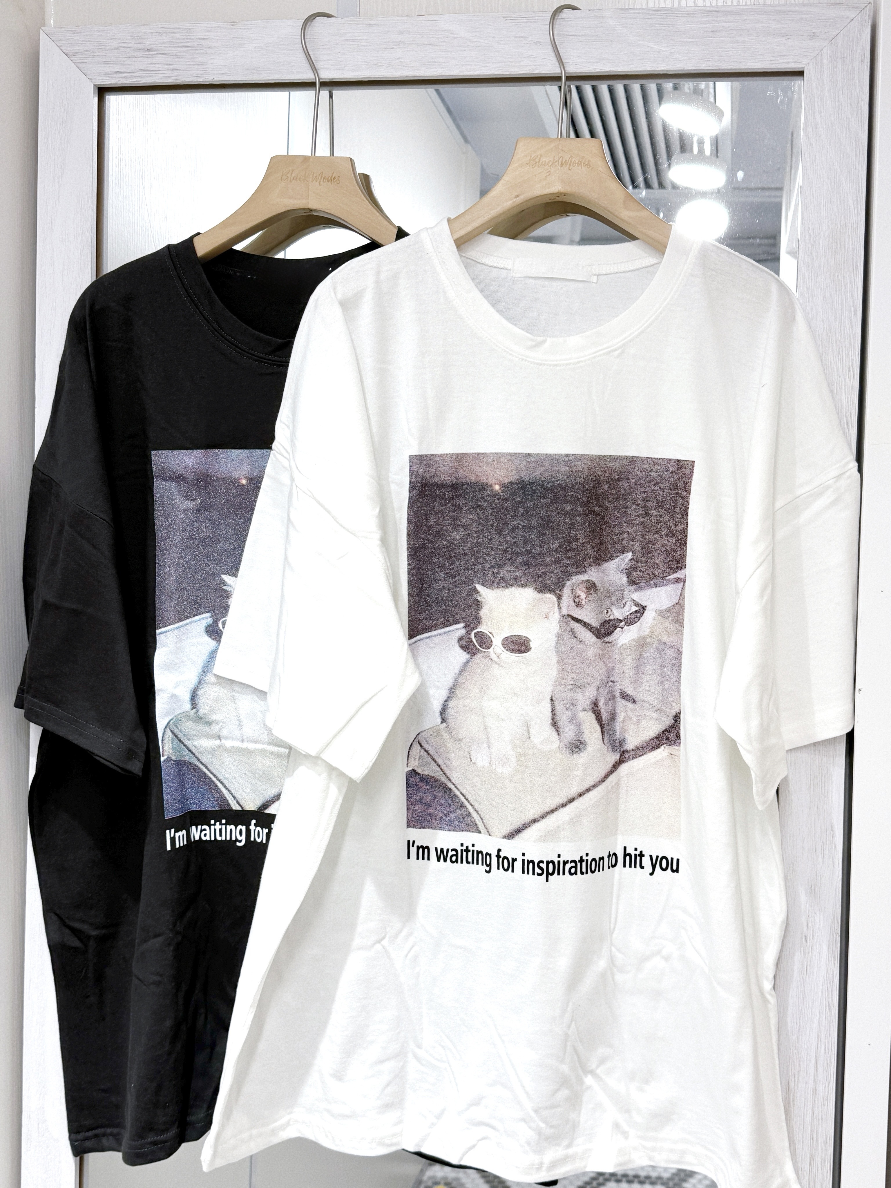 T1308｜搞怪系列(๑>؂•̀๑)⊹ 2隻黑超貓貓UNISEX TEE