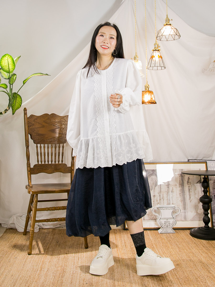 全開胸扣鈕 LACE邊．下擺LACE刺繡．滑滑麻棉料TOP