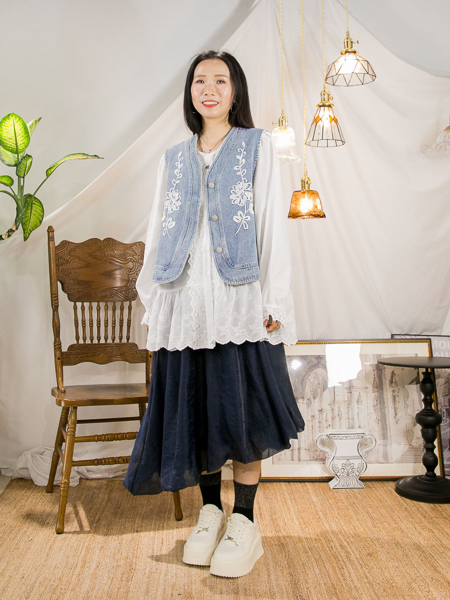 全開胸扣鈕 LACE邊．下擺LACE刺繡．滑滑麻棉料TOP