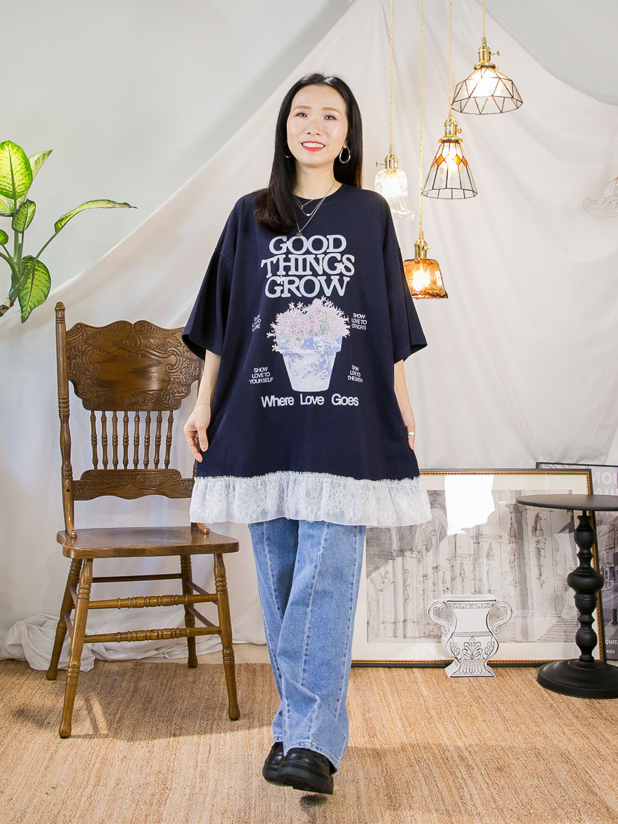 下擺LACE網紗．英文字花花PRINT釘珍珠．COTTON料TOP