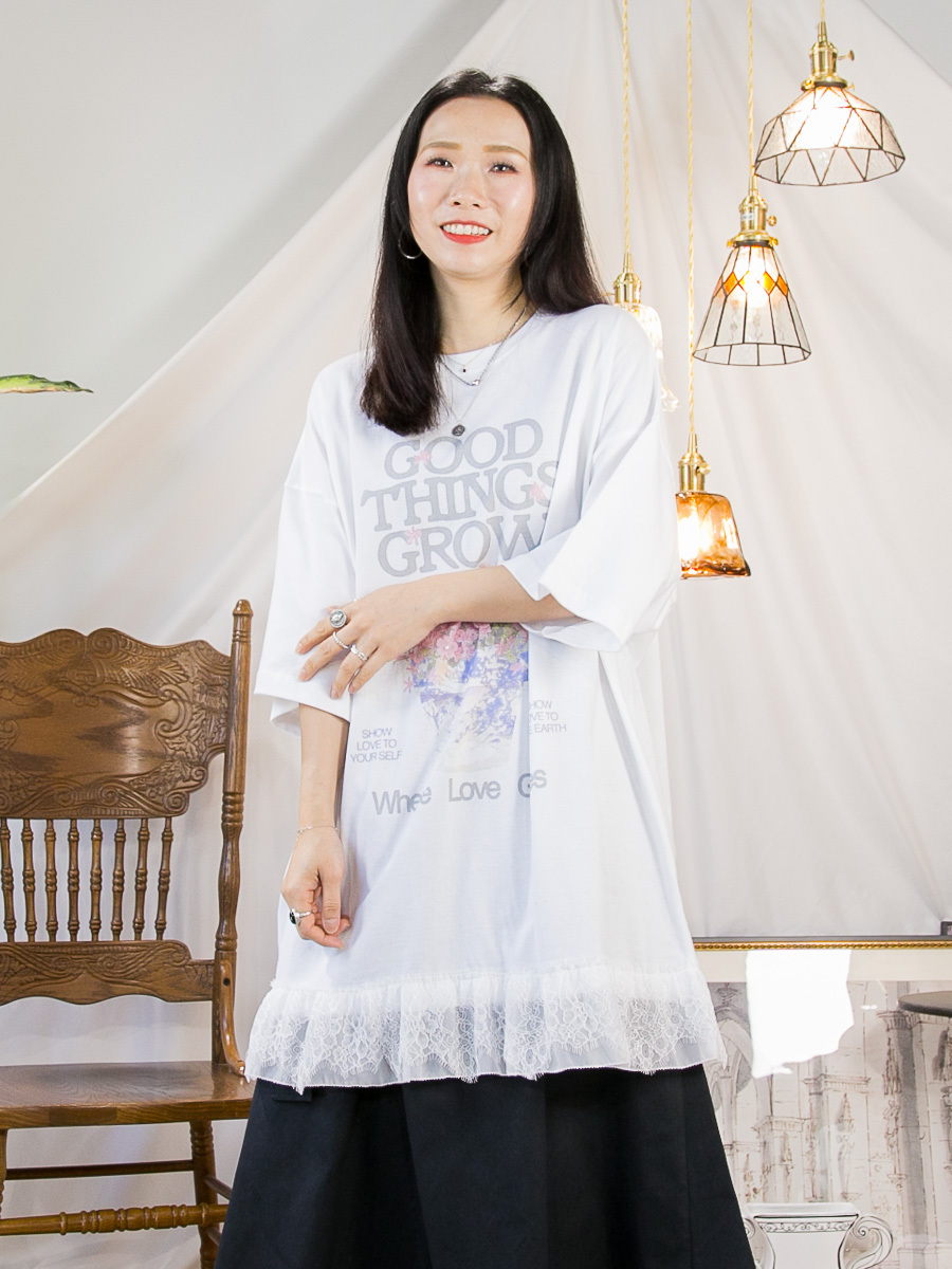 下擺LACE網紗．英文字花花PRINT釘珍珠．COTTON料TOP