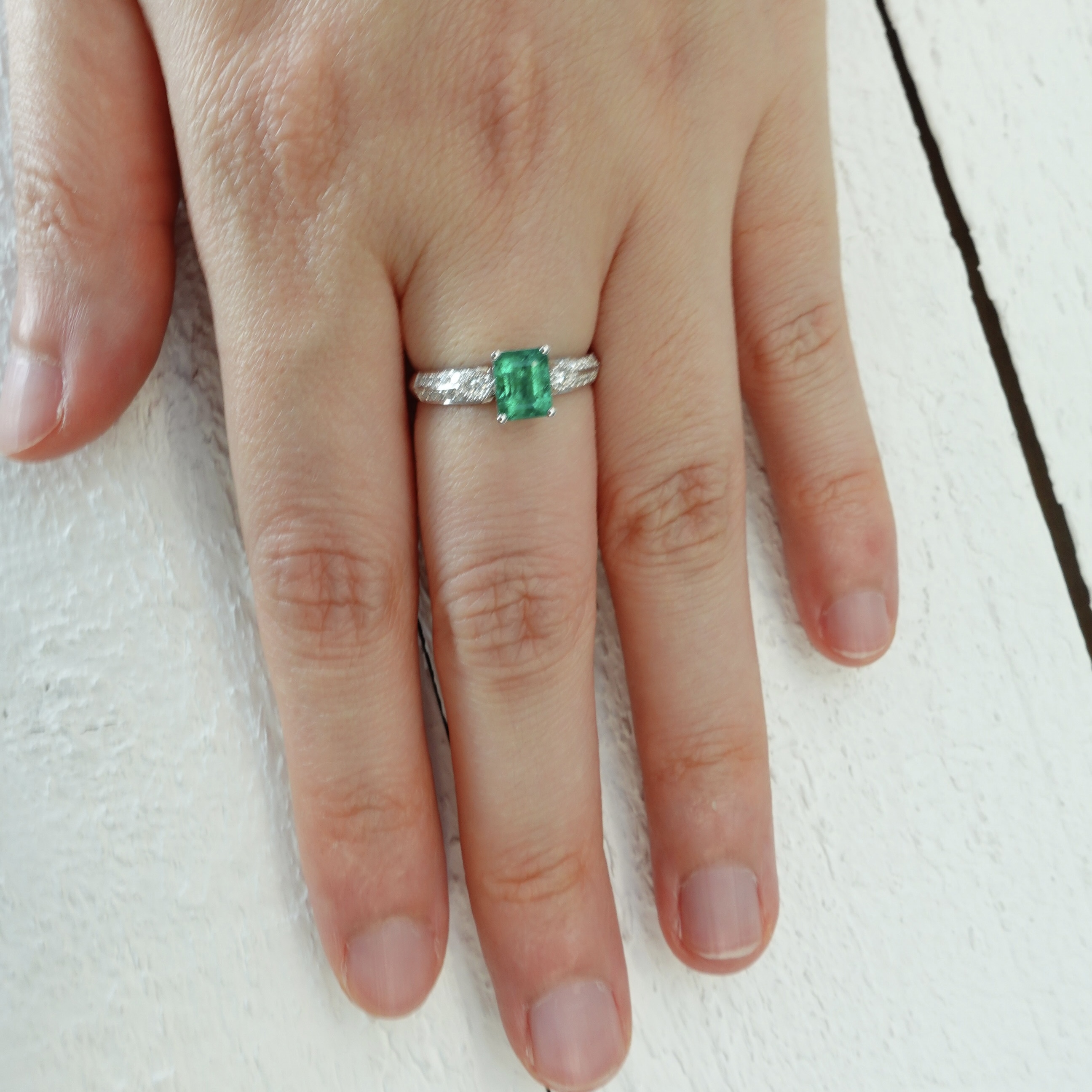 1.05ct祖母綠18K金鑲嵌鑽石戒指 (免費出GUILD證書)