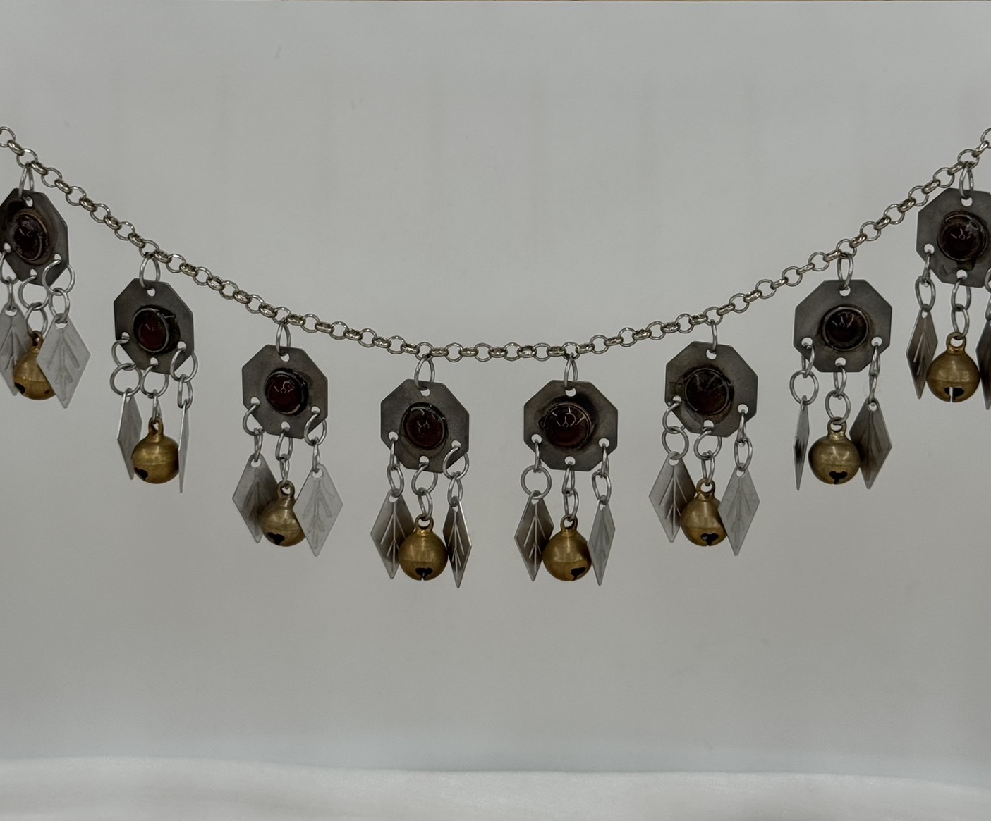 R29-八角紅瑪瑙葉片單層銅鈴鐺鏈條122cm