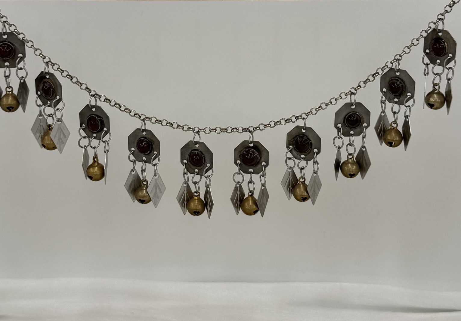 R29-八角紅瑪瑙葉片單層銅鈴鐺鏈條122cm