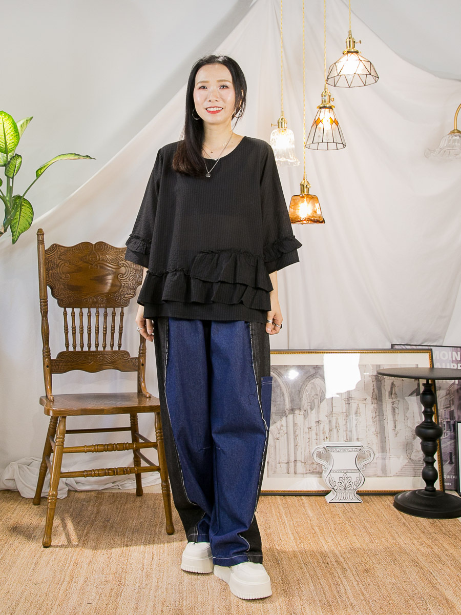 袖口 下擺RUFFLE邊．暗直紋麻棉料TOP