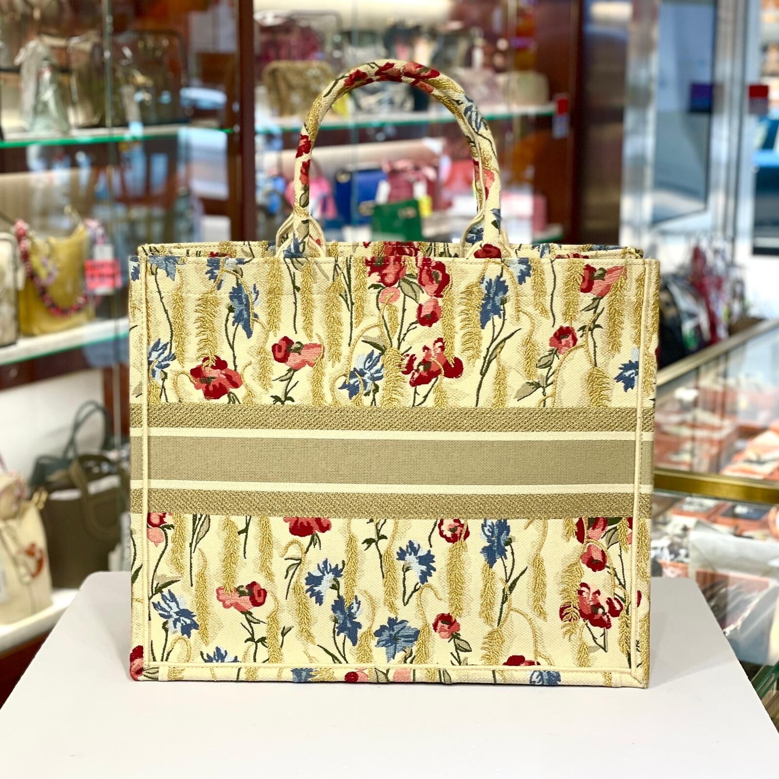 本週出位價❣️99%NEW二手 DIOR BOOK TOTE BAG 米色拼花卉刺繡大號 #迪奧 #香榭站正品