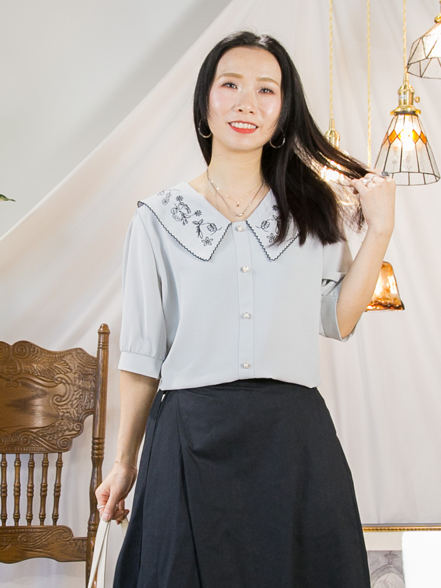前幅釘鈕．反領位刺繡．雪紡料TOP