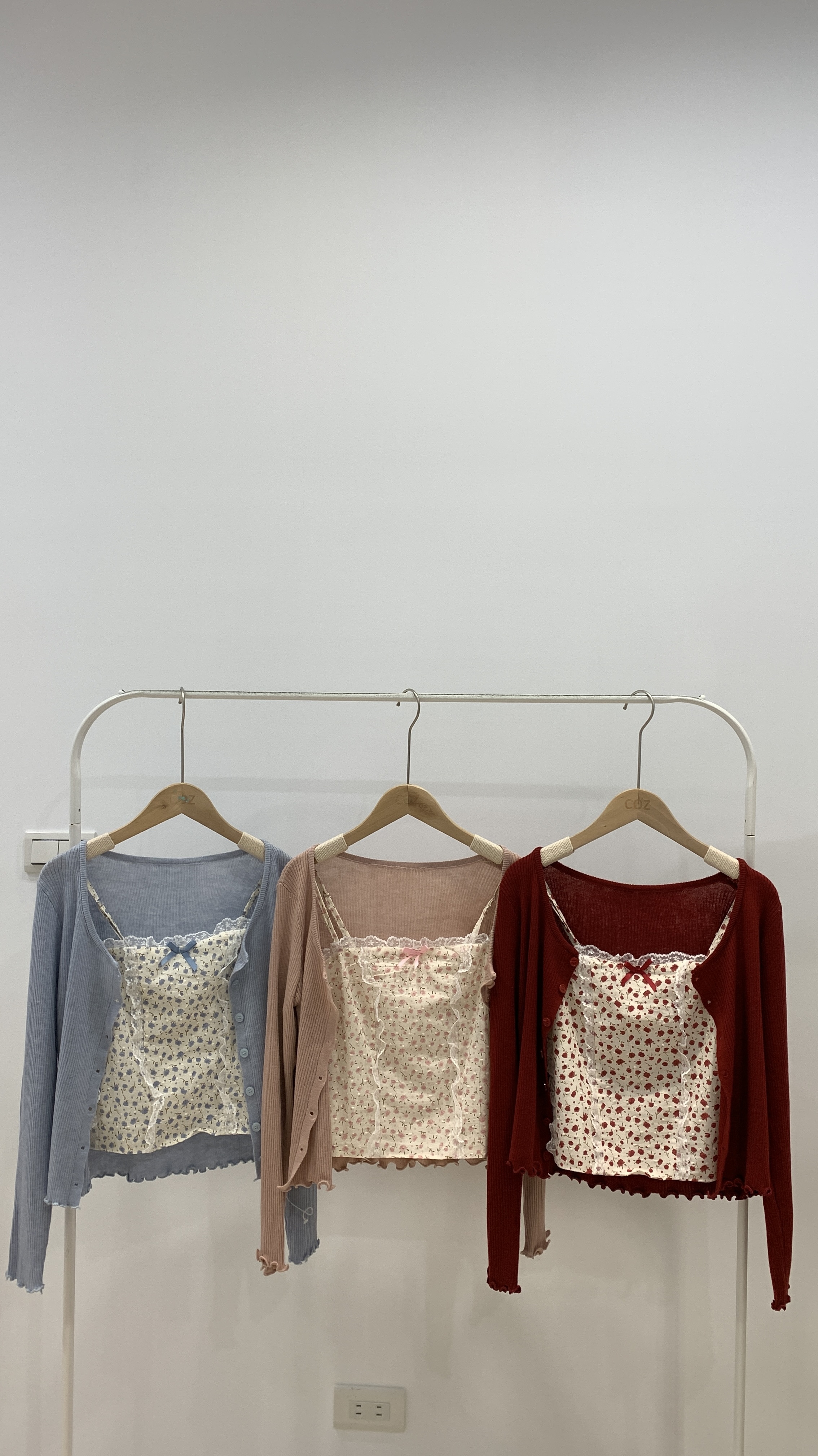 (1+1) 蕾絲小碎花細肩上衣 + 針織外套 SET_7703