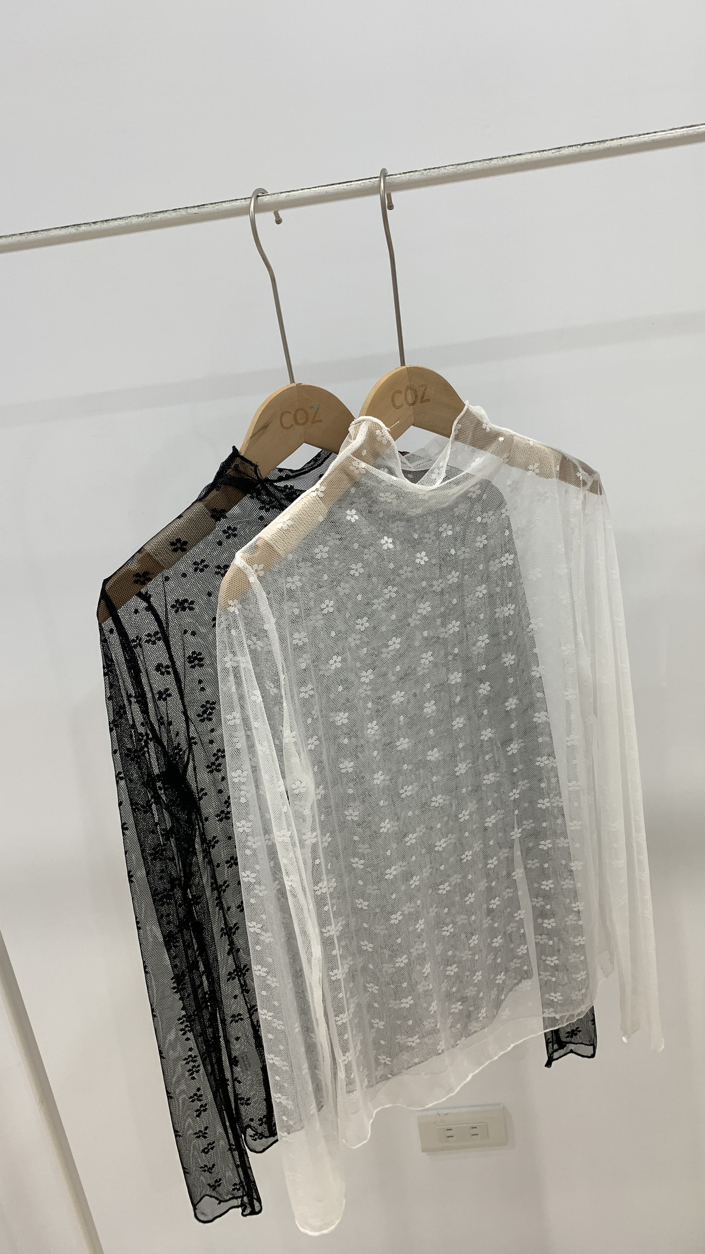 (版娘推薦) 柔軟立領透膚小花打底上衣 _8180