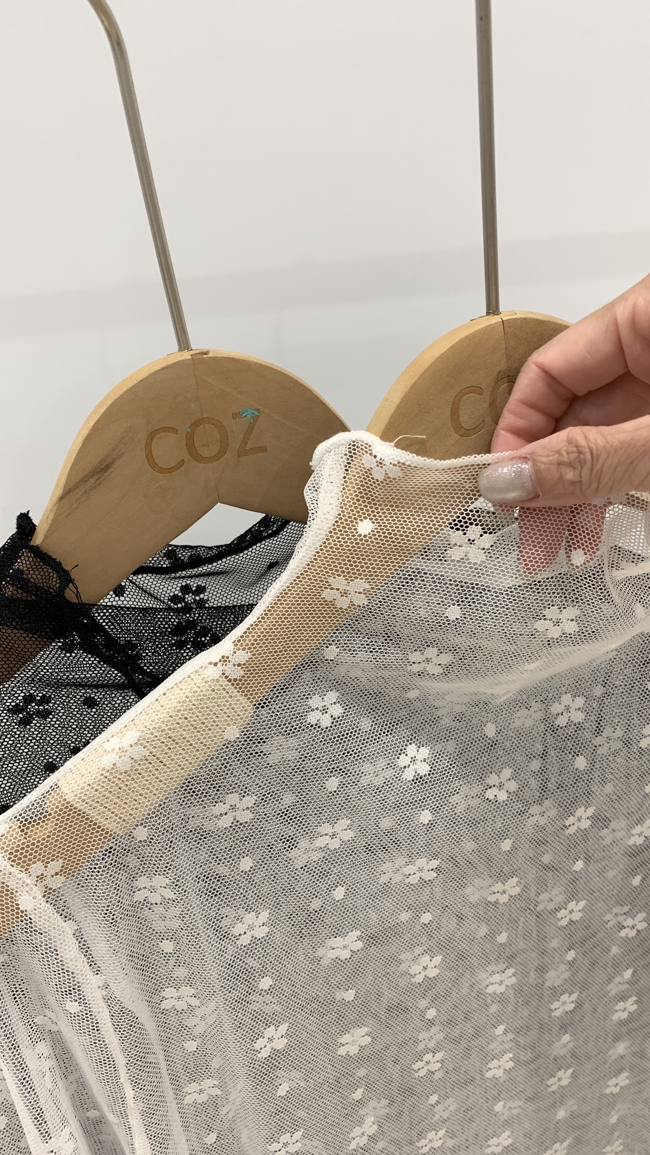 (版娘推薦) 柔軟立領透膚小花打底上衣 _8180